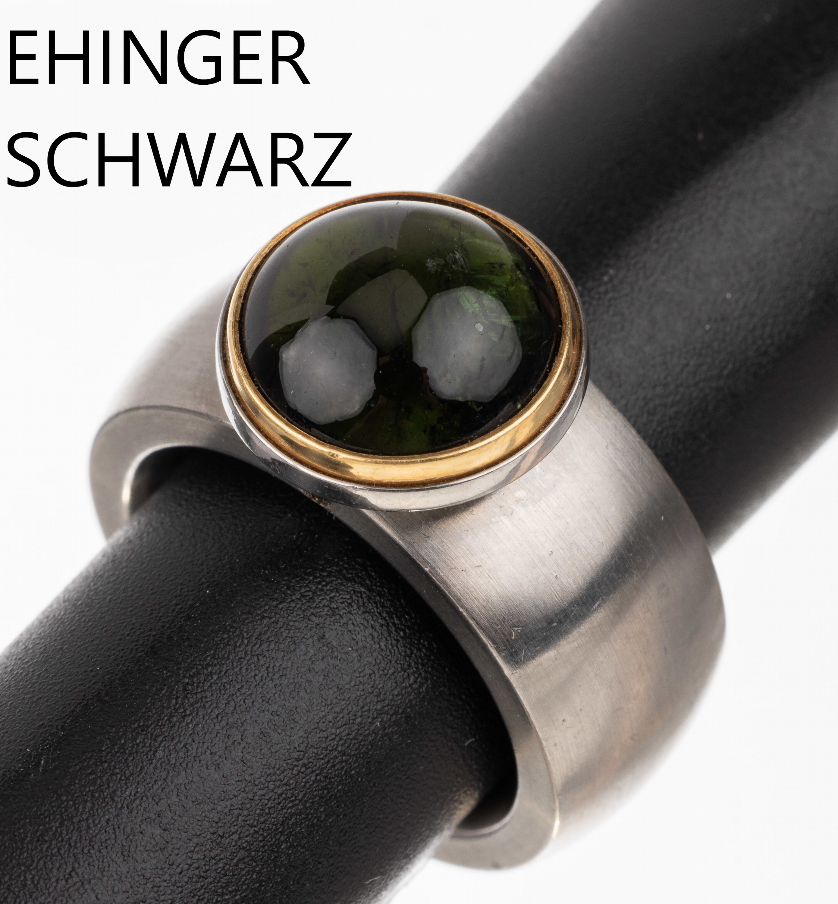 18 kt Gold und Stahl EHINGER SCHWARZ Turmalin-Ring, GG 750/000, in GG gefasster runder Turmalin-Cabochon ca. 1.50 ct (besch.),RW 54, sign. Charlotte
