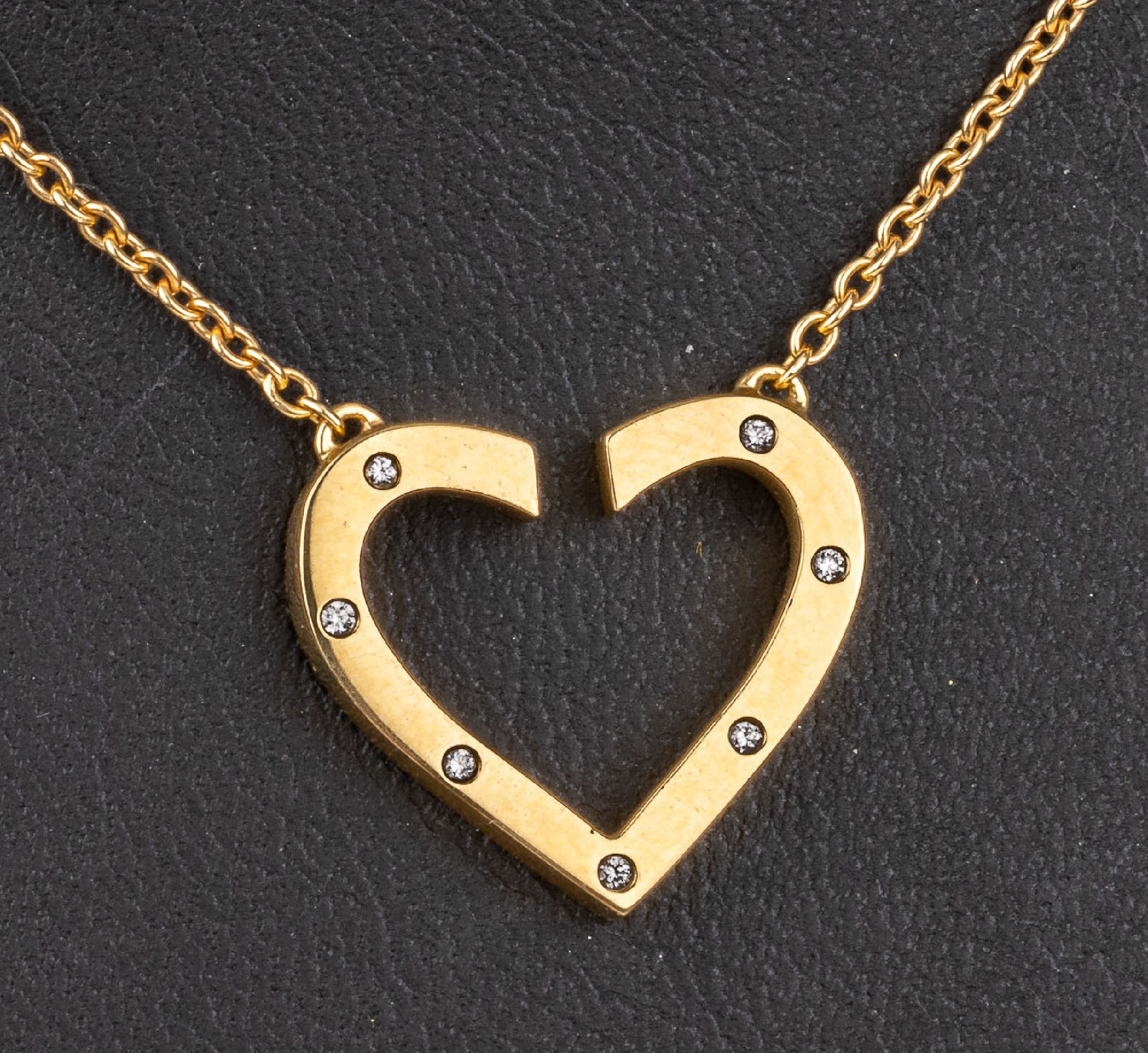 Detail a: 18 kt Gold Brillant-Herzcollier, GG 750/000, 7 Brillanten zus. ca. 0.35 ct Weiß/si, total ca. 6.7 g, L. ca. 40 cm, Karabiner- schließe