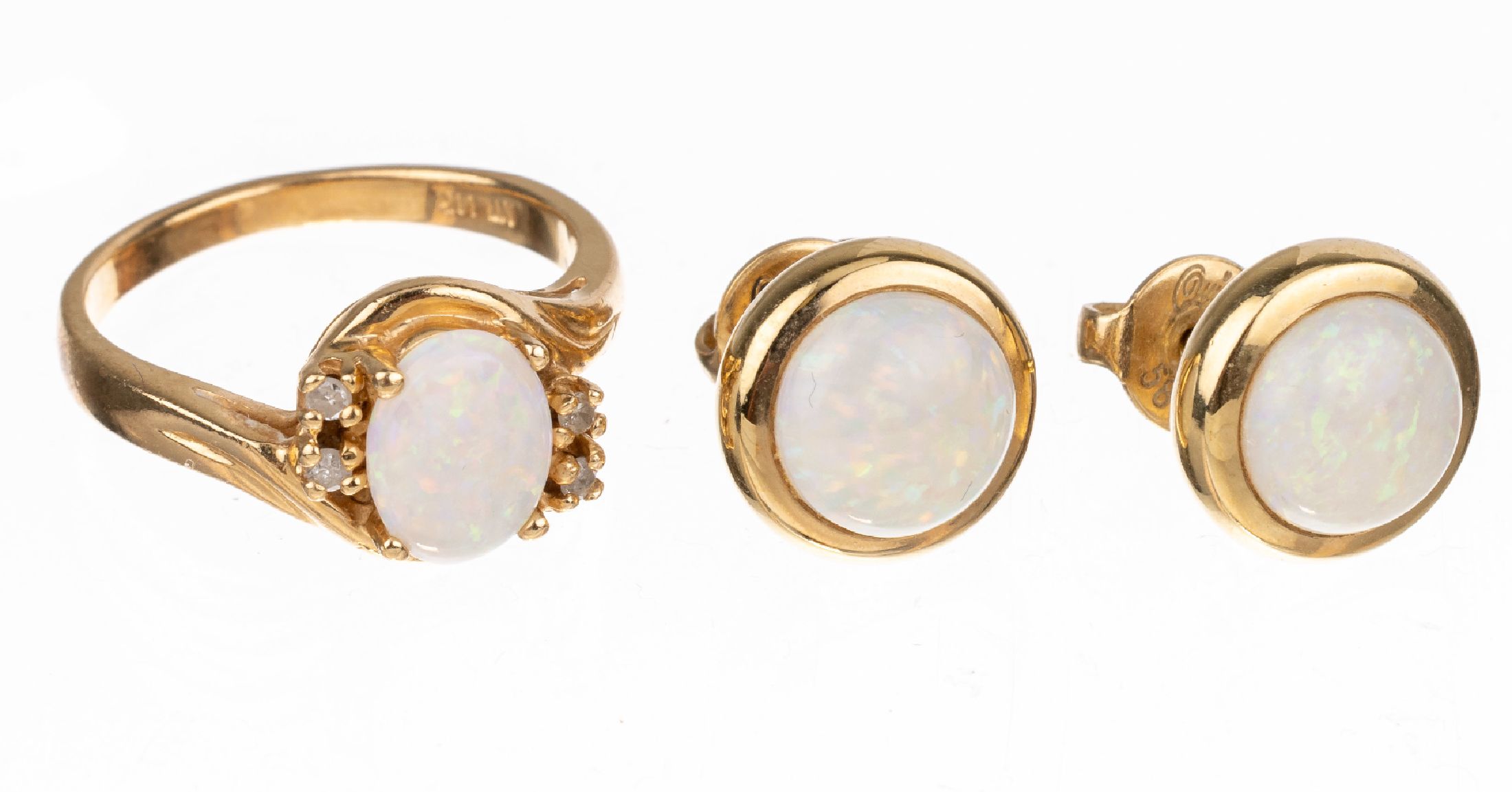 14 kt Gold Opal-Schmuckset, GG 585/000, best. aus: Ring und Paar Ohrstecker, 3 Opalcabochons zus. ca. 3.40 ct, Ring mit 4 8/8-Diamanten zus. ca. ...