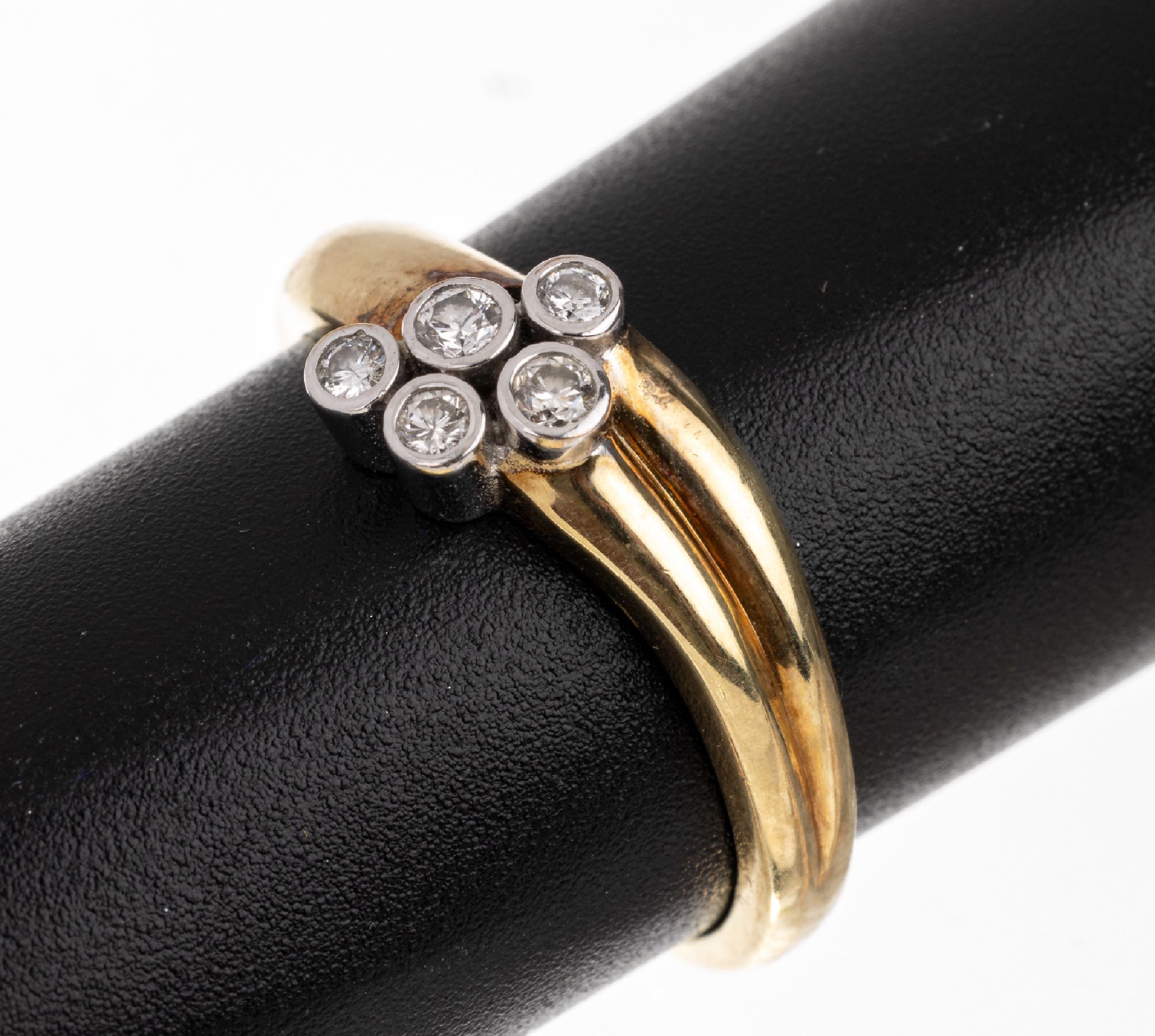 14 kt Gold Brillant-Ring, GG/WG 585/000, 5 Brillanten zus. ca. 0.04 ct Weiß/si, total ca. 3.4 g, RW 56