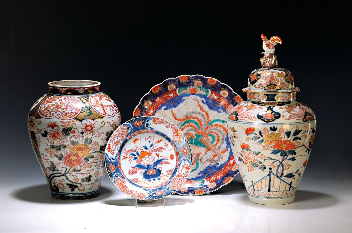 2 Vasen und zwei Teller, Japan, Imari, 18. und 19. Jh., Porzellan, Deckelvase mit Hühnerbekrönung, H. 40 cm, B. 19 cm, 18. Jh., Vase ohne Deckel, ...
