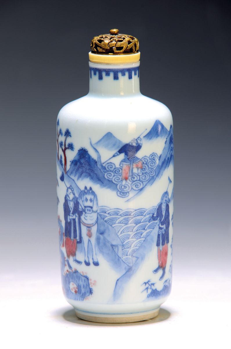 Snuffbottle, China, 19. Jh., blauer Unterglasurdekor, roter Aufglasurdekor, der Affenkönig schlägt den Dämon aus der Reise in den Westen, ...