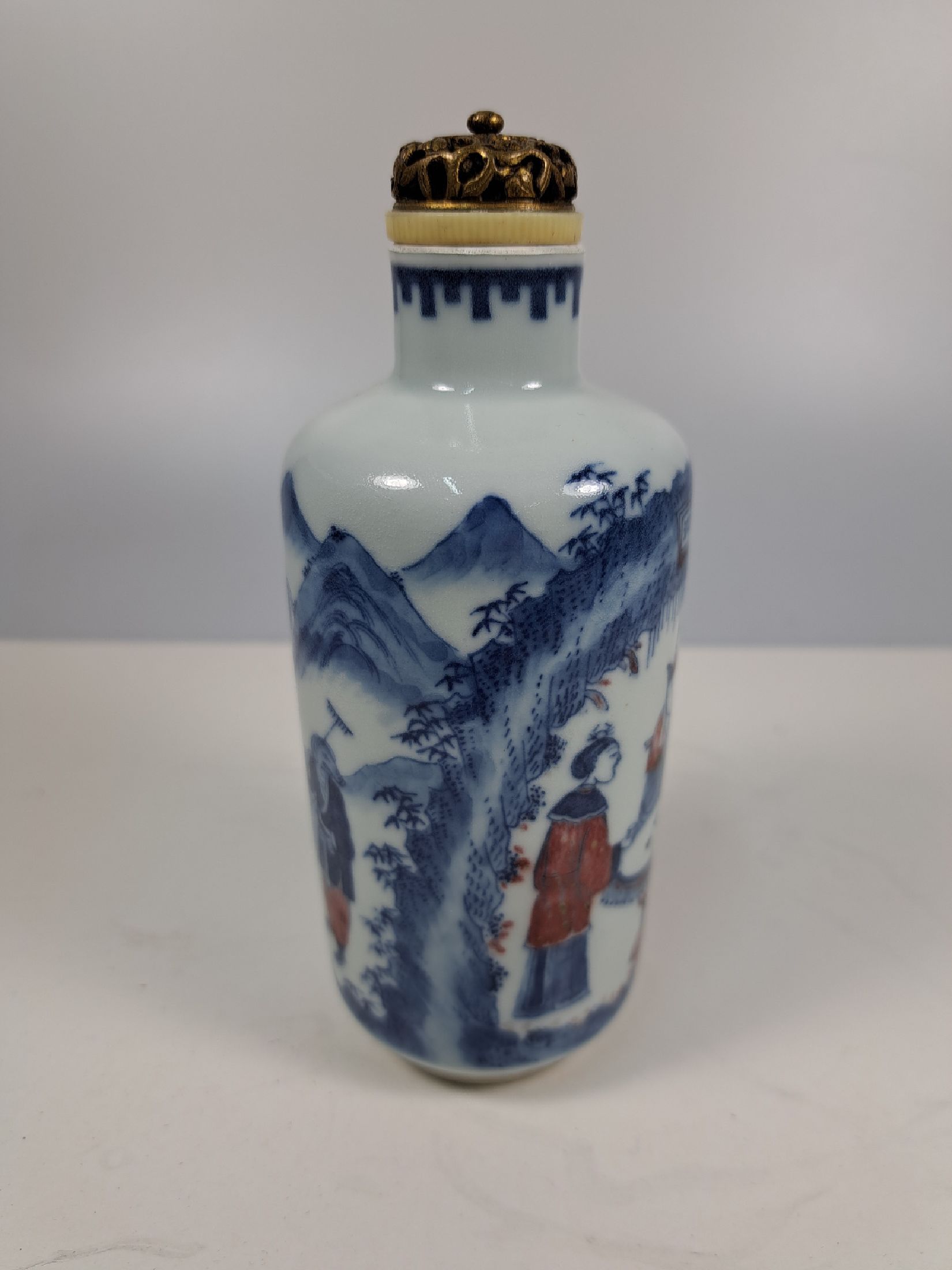 Detail a: Snuffbottle, China, 19. Jh., blauer Unterglasurdekor, roter Aufglasurdekor, der Affenkönig schlägt den Dämon aus der Reise in den Westen, ...