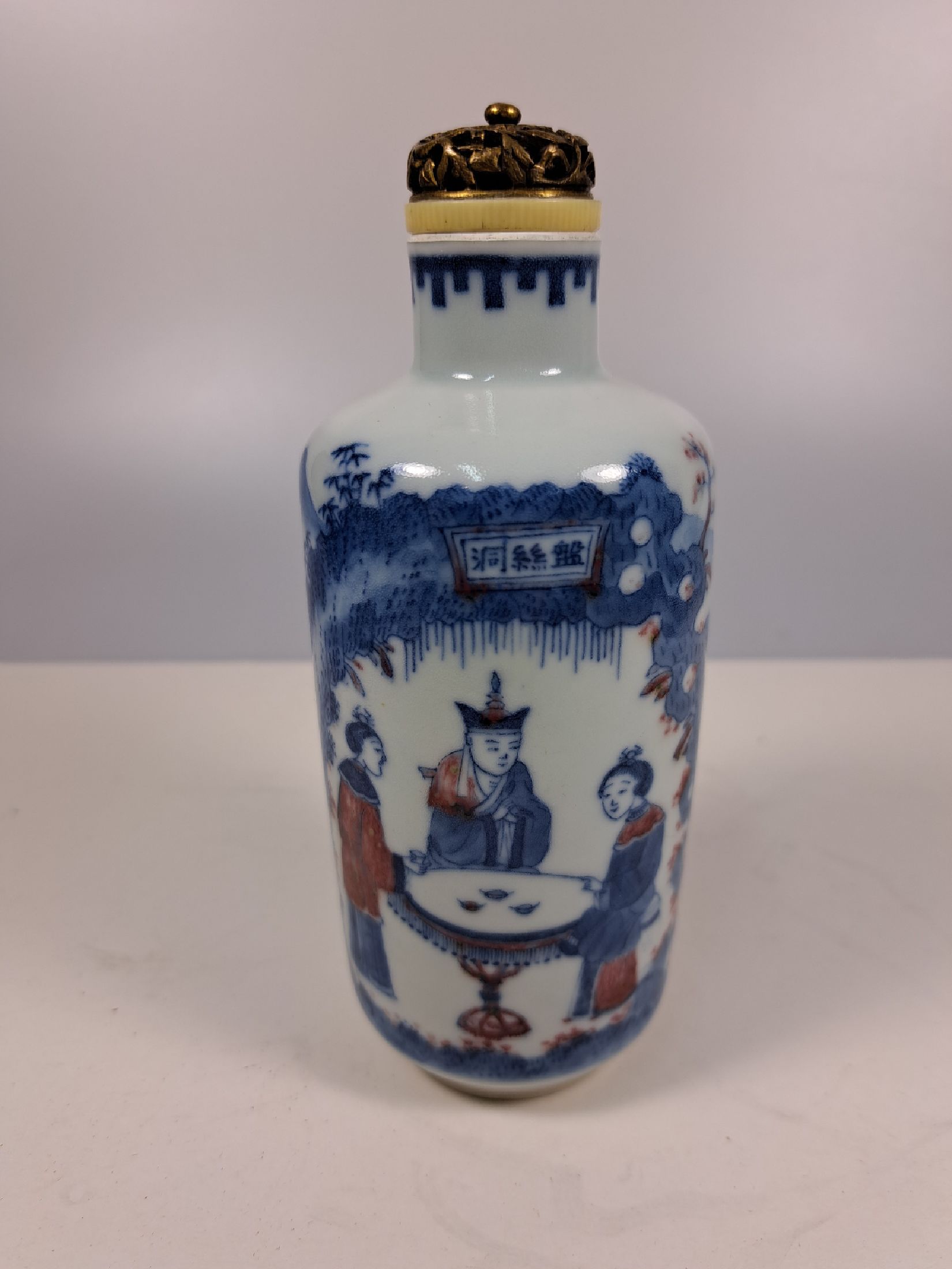 Detail b: Snuffbottle, China, 19. Jh., blauer Unterglasurdekor, roter Aufglasurdekor, der Affenkönig schlägt den Dämon aus der Reise in den Westen, ...