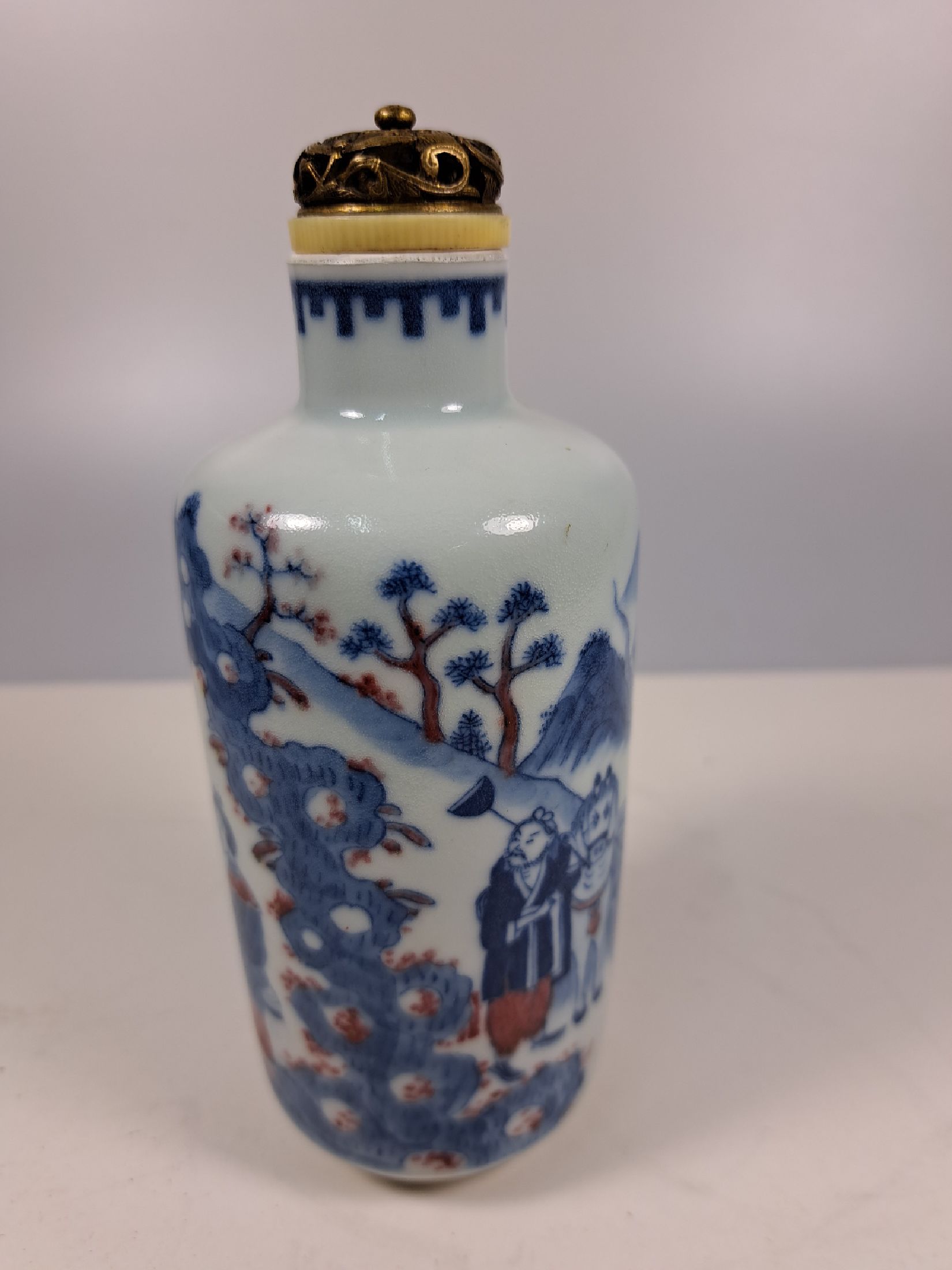 Detail c: Snuffbottle, China, 19. Jh., blauer Unterglasurdekor, roter Aufglasurdekor, der Affenkönig schlägt den Dämon aus der Reise in den Westen, ...