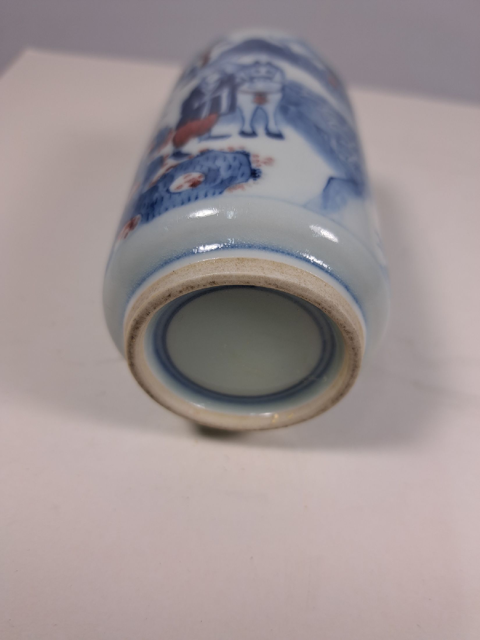 Detail d: Snuffbottle, China, 19. Jh., blauer Unterglasurdekor, roter Aufglasurdekor, der Affenkönig schlägt den Dämon aus der Reise in den Westen, ...