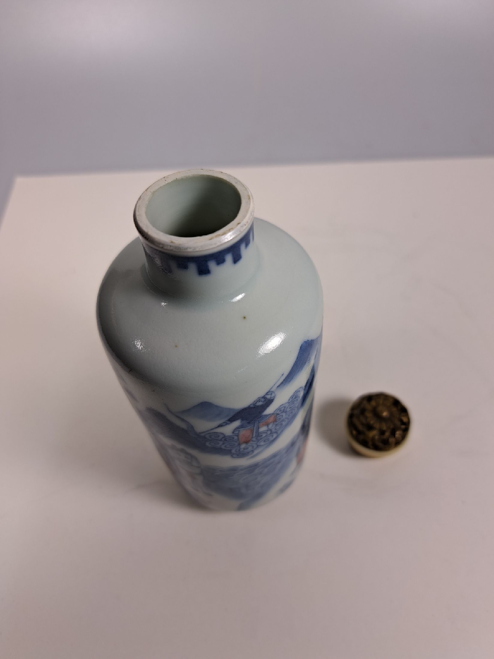 Detail e: Snuffbottle, China, 19. Jh., blauer Unterglasurdekor, roter Aufglasurdekor, der Affenkönig schlägt den Dämon aus der Reise in den Westen, ...