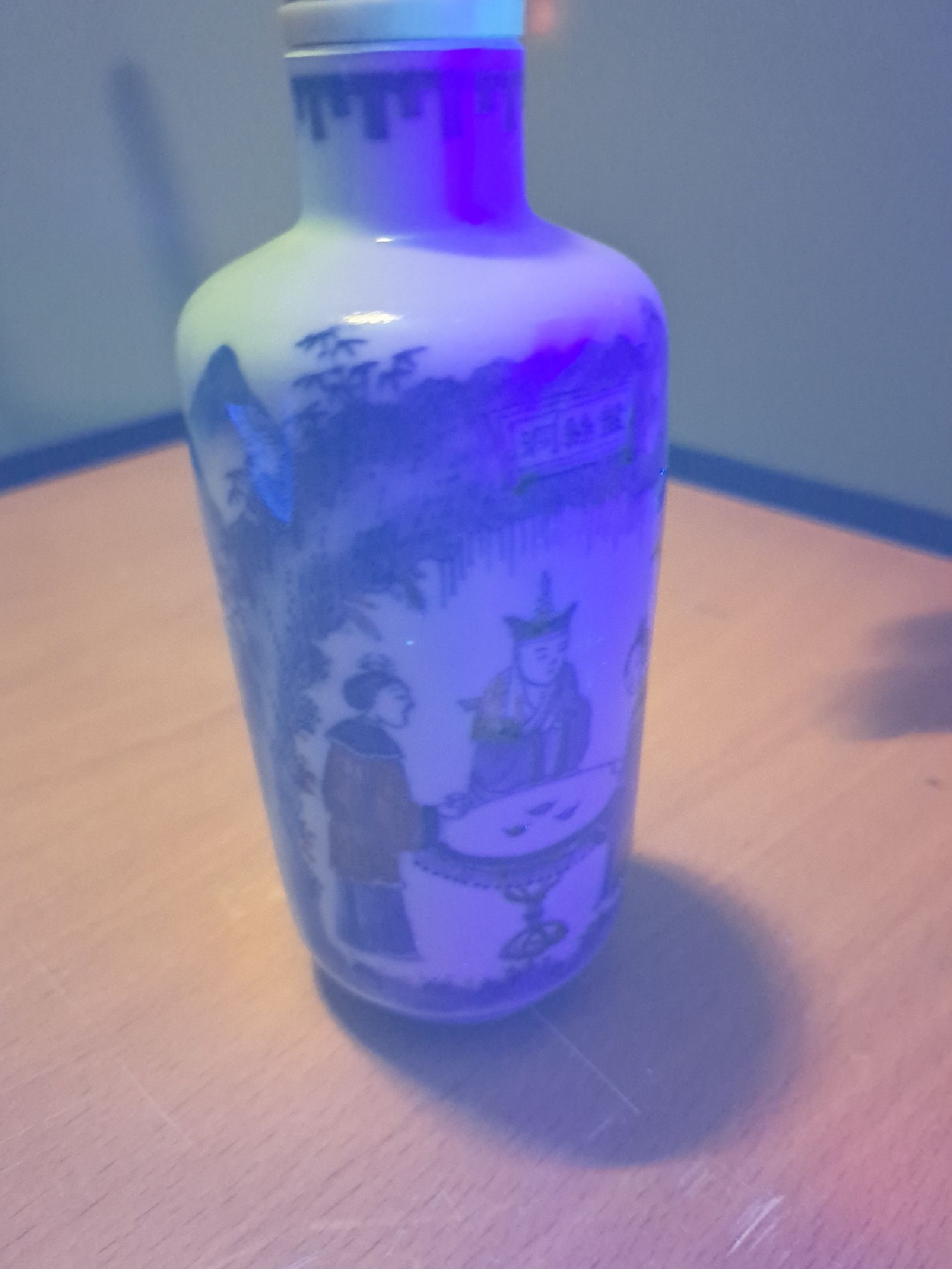 Detail f: Snuffbottle, China, 19. Jh., blauer Unterglasurdekor, roter Aufglasurdekor, der Affenkönig schlägt den Dämon aus der Reise in den Westen, ...