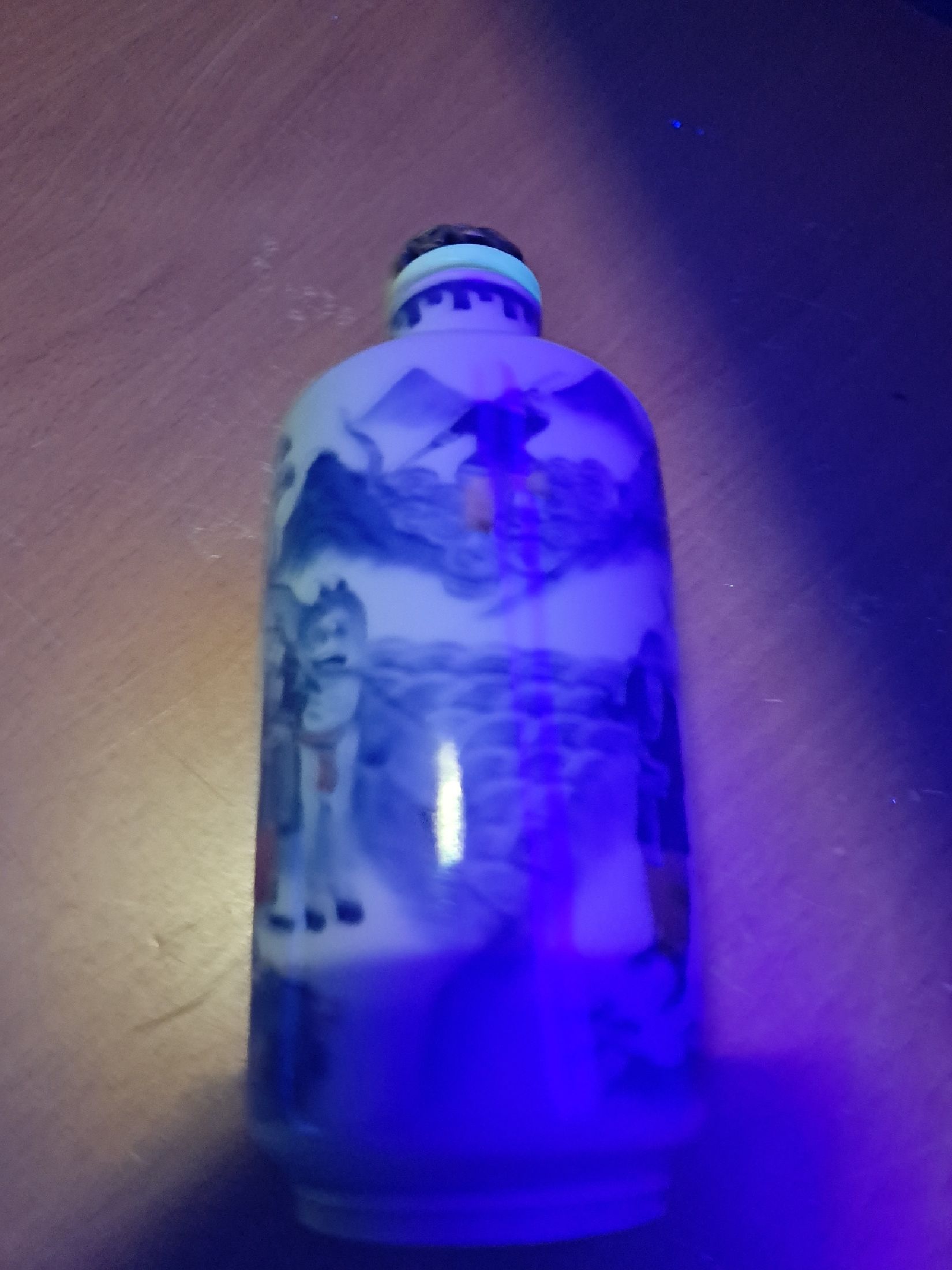 Detail g: Snuffbottle, China, 19. Jh., blauer Unterglasurdekor, roter Aufglasurdekor, der Affenkönig schlägt den Dämon aus der Reise in den Westen, ...