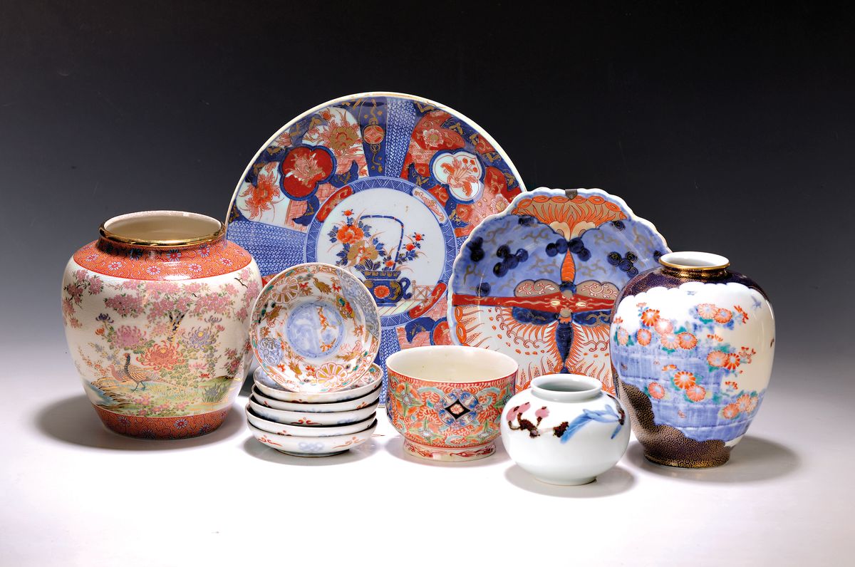 12 japanische Keramikobjekte, um 1900, Steingutvase mit Goldfasandekor mit Chrysantheme, Goldstaffage, H. 19 cm, B. 17 cm, 6 Tellerchen, 19. Jh., ...