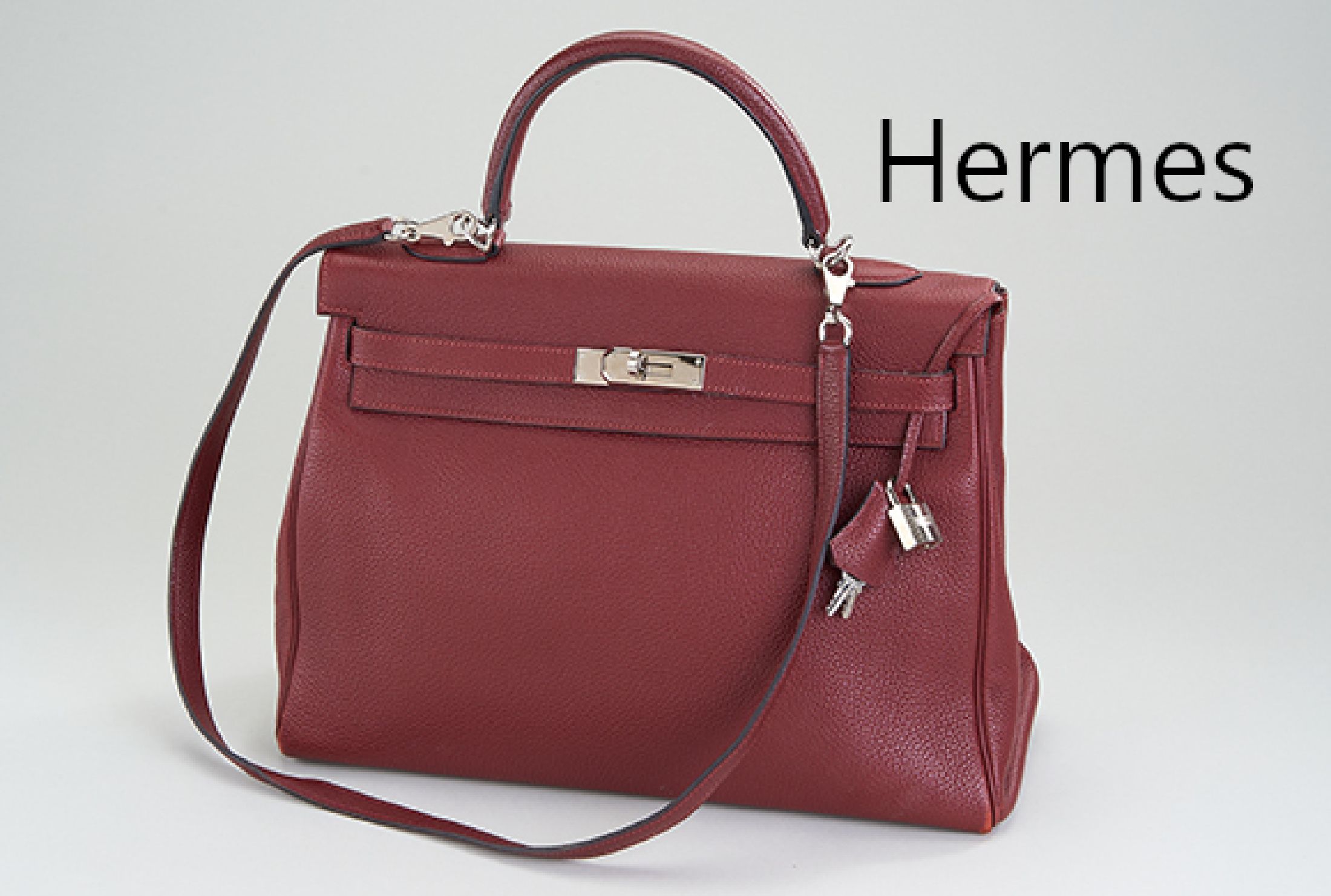 HERMES KELLY Bag 35, bordeauxfarb. Togo Leder, Palladium Hardware (PHW), Trageriemen, Palladium-Clochette, ca. 35 x 14 cm, Boden- kanten mit ...
