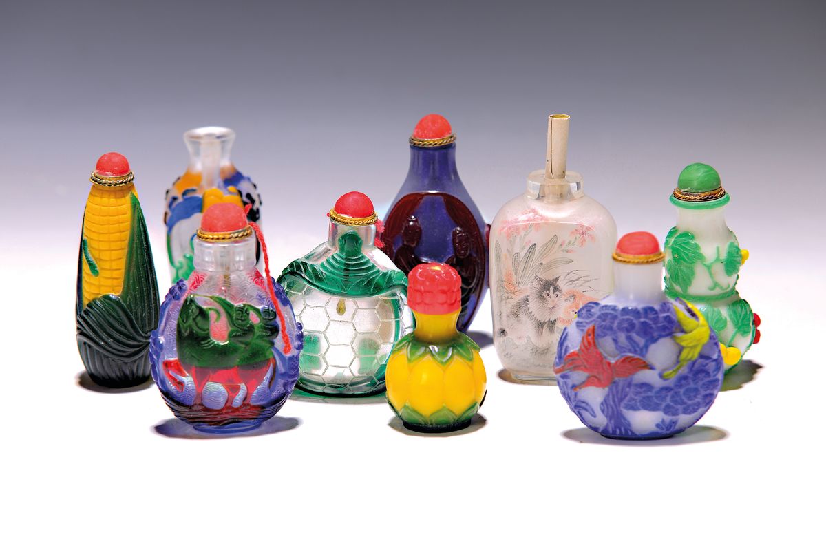 9 Snuff Bottles, China, 20. Jh., versch. Motive, Glas, einmal mit Innenbemalung, Katzenmotive, z.T. bunt überfangen, u.a. Schildkrötenform, ...