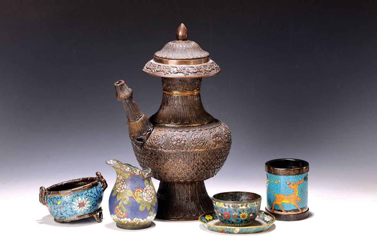6 Teile Cloisonne bzw. Metallwaren, meist China, 18. bis 20. Jh., Räuchergefäß mit Bambus und Lotusmotiv, Boden mit Wolkenmotiven, Bodenmarke ...