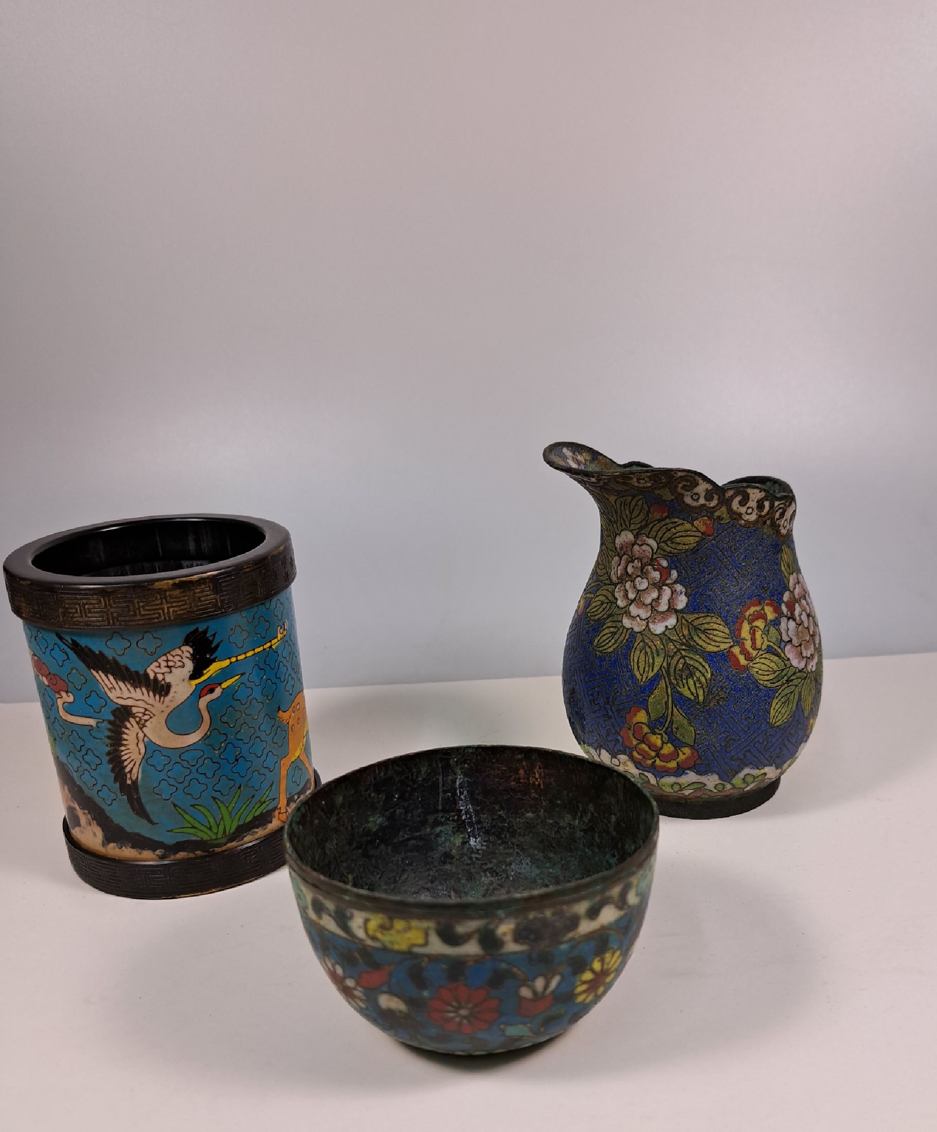 Detail a: 6 Teile Cloisonne bzw. Metallwaren, meist China, 18. bis 20. Jh., Räuchergefäß mit Bambus und Lotusmotiv, Boden mit Wolkenmotiven, Bodenmarke ...