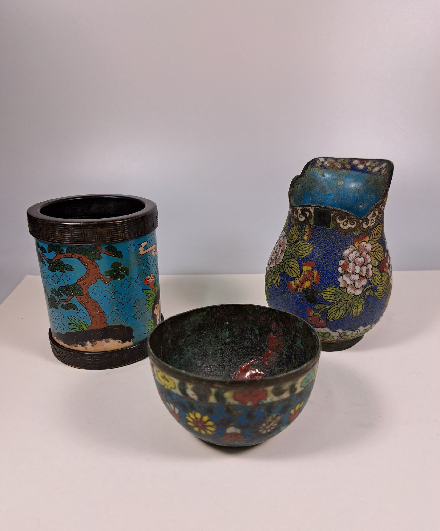 Detail b: 6 Teile Cloisonne bzw. Metallwaren, meist China, 18. bis 20. Jh., Räuchergefäß mit Bambus und Lotusmotiv, Boden mit Wolkenmotiven, Bodenmarke ...