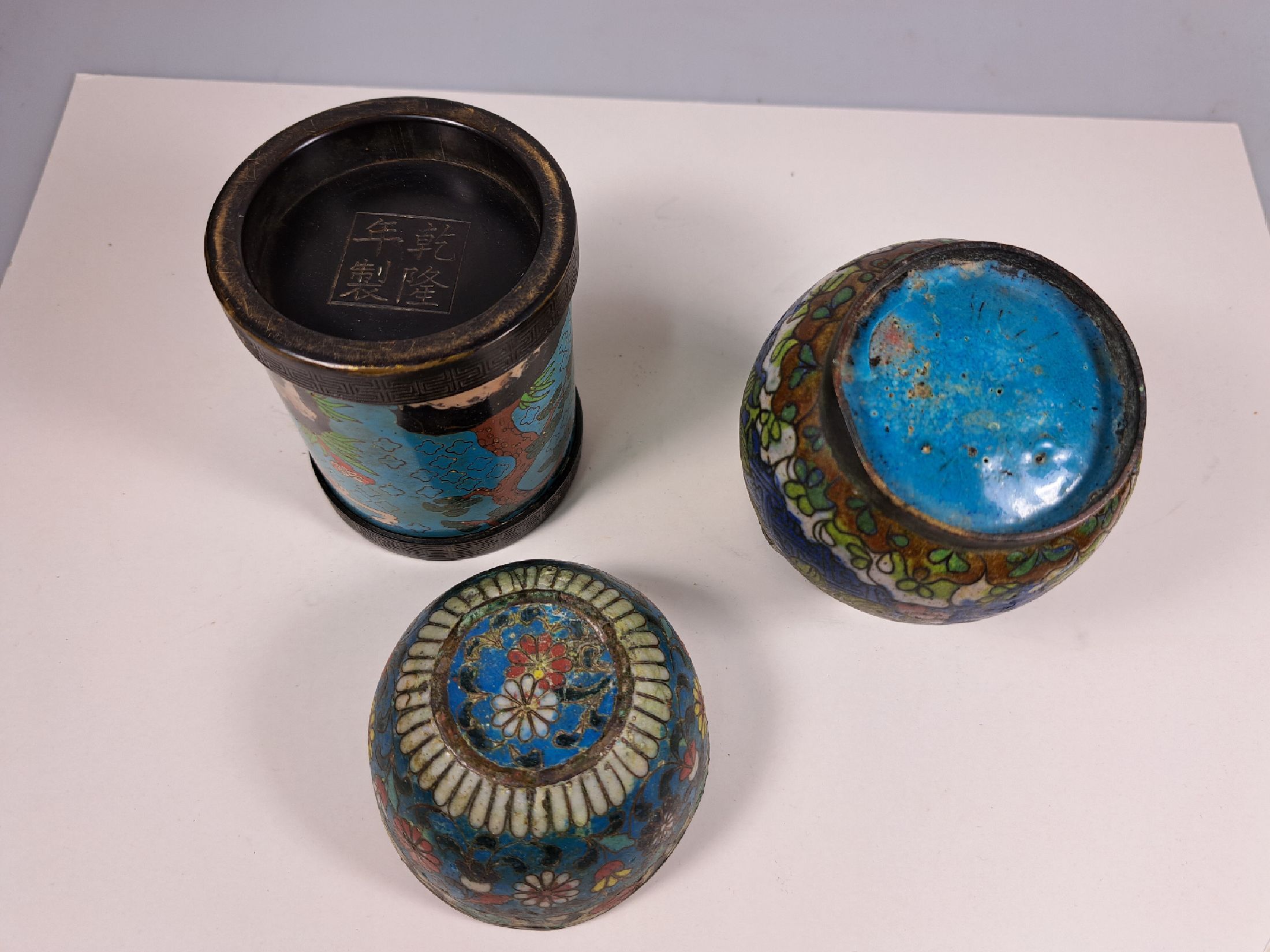 Detail c: 6 Teile Cloisonne bzw. Metallwaren, meist China, 18. bis 20. Jh., Räuchergefäß mit Bambus und Lotusmotiv, Boden mit Wolkenmotiven, Bodenmarke ...