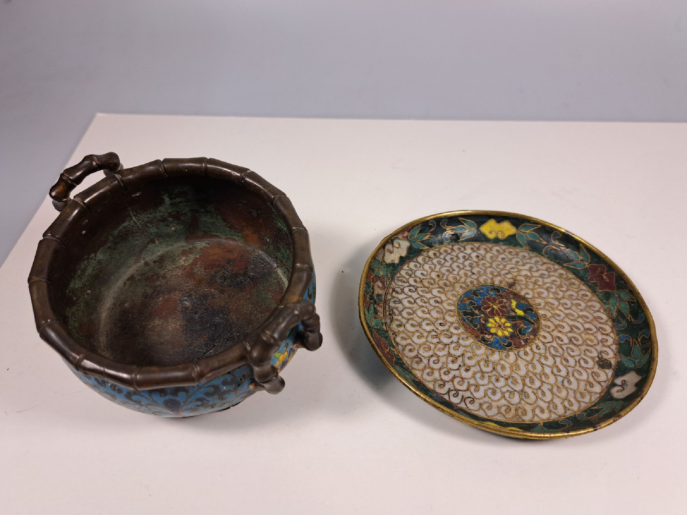 Detail d: 6 Teile Cloisonne bzw. Metallwaren, meist China, 18. bis 20. Jh., Räuchergefäß mit Bambus und Lotusmotiv, Boden mit Wolkenmotiven, Bodenmarke ...