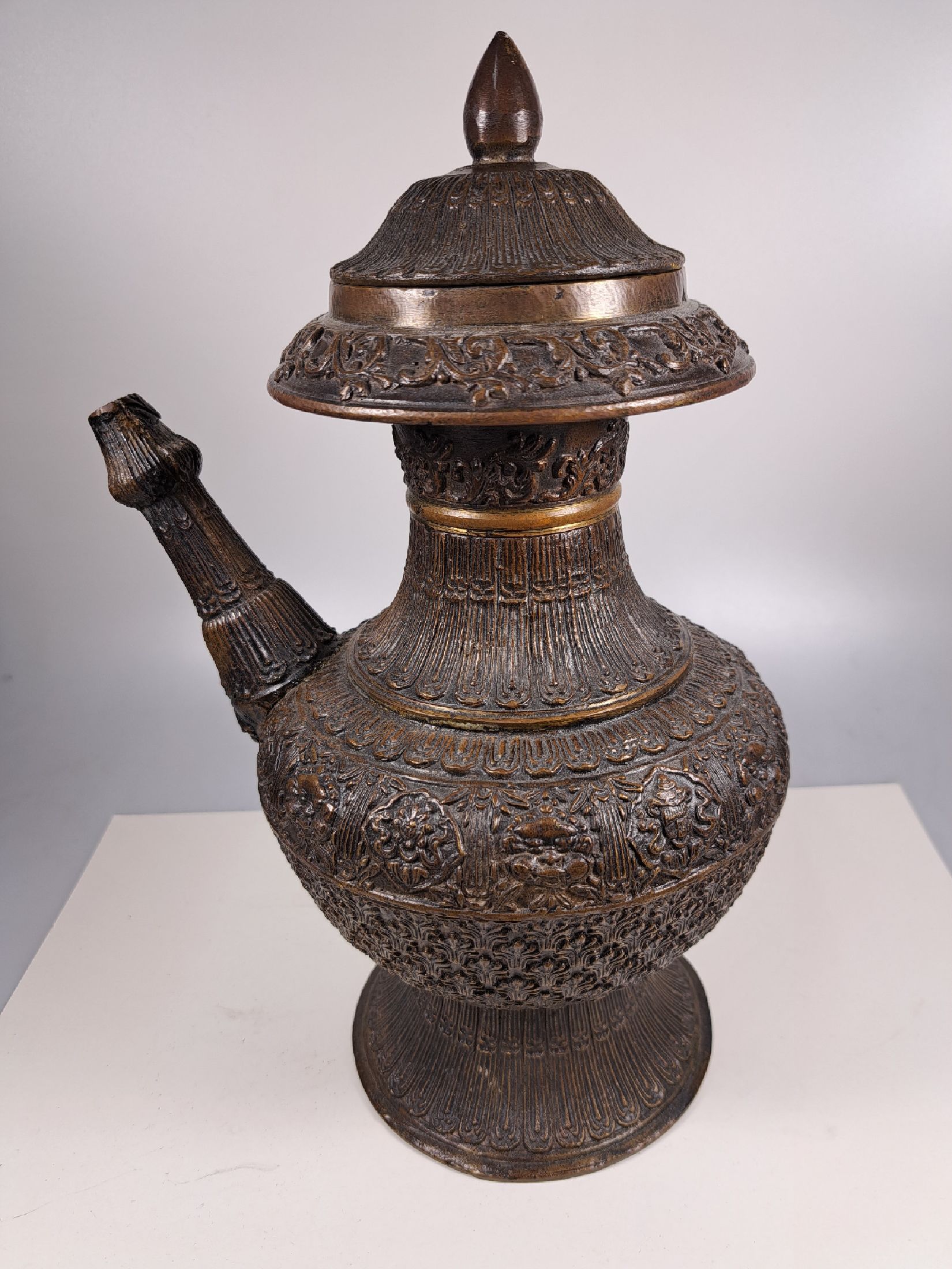 Detail f: 6 Teile Cloisonne bzw. Metallwaren, meist China, 18. bis 20. Jh., Räuchergefäß mit Bambus und Lotusmotiv, Boden mit Wolkenmotiven, Bodenmarke ...