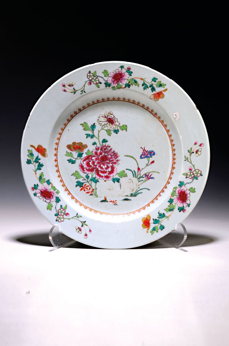 Großer Teller, Famille Rose, Yongzheng Periode, 18. Jh., Blumendekor mit Pfingstrose, bunt bemalt, Goldstaffage, am Rand leichte Glasurabplatzungen, ...