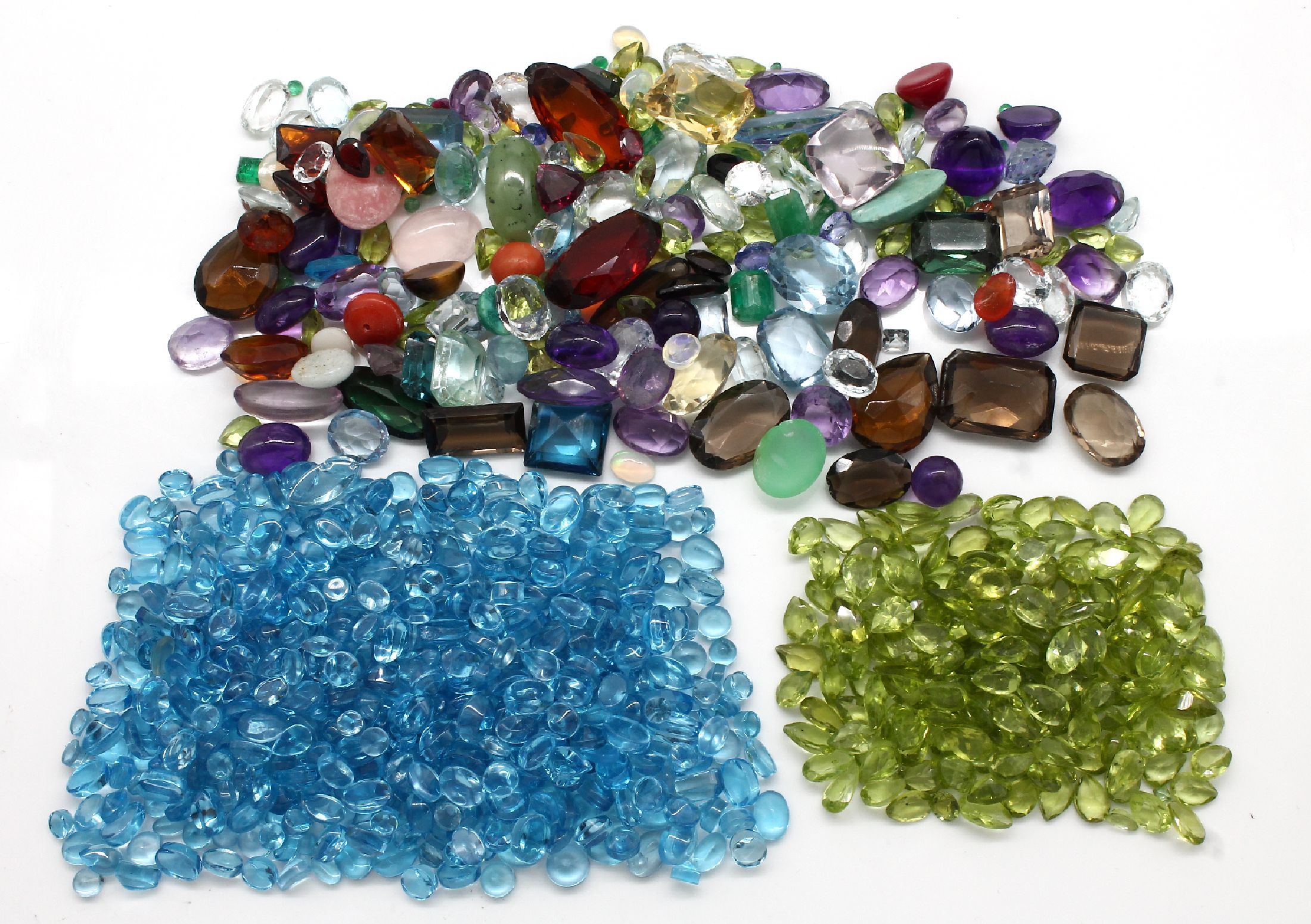 Lot lose Farbsteine zus. ca. 1059 ct, u.a.:Topasen (beh.), Peridots, Opal, versch. Formen, Qualitäten, z.T. Ausfassware