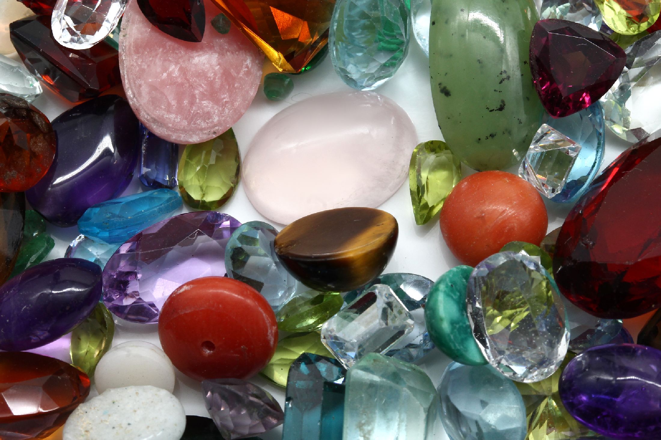 Detail a: Lot lose Farbsteine zus. ca. 1059 ct, u.a.:Topasen (beh.), Peridots, Opal, versch. Formen, Qualitäten, z.T. Ausfassware