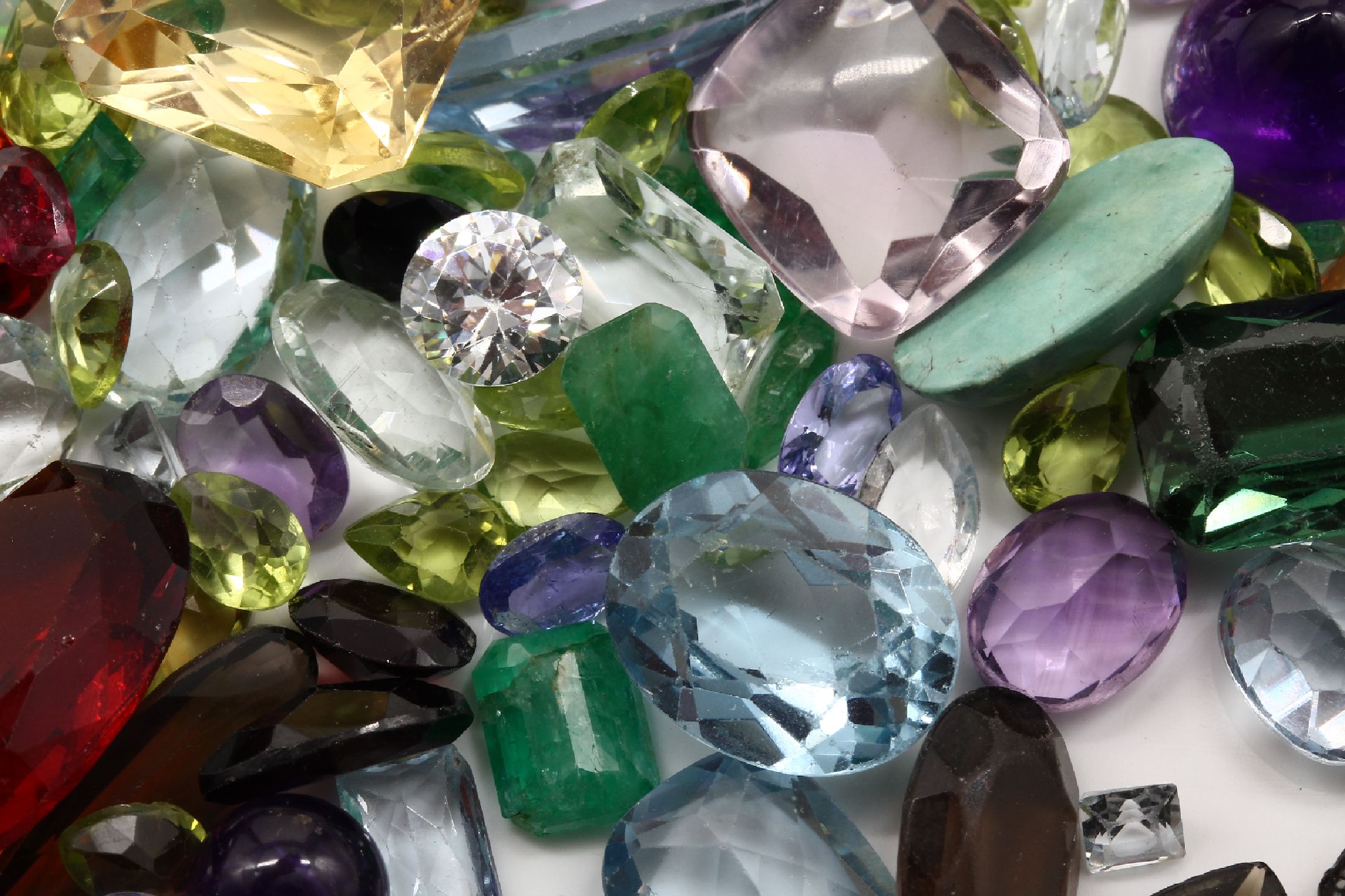 Detail b: Lot lose Farbsteine zus. ca. 1059 ct, u.a.:Topasen (beh.), Peridots, Opal, versch. Formen, Qualitäten, z.T. Ausfassware