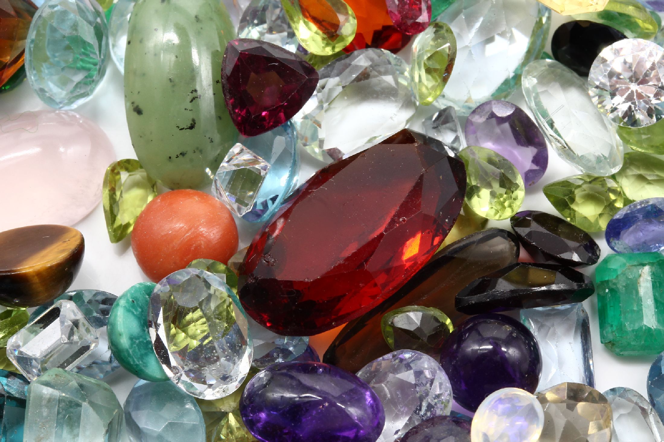 Detail c: Lot lose Farbsteine zus. ca. 1059 ct, u.a.:Topasen (beh.), Peridots, Opal, versch. Formen, Qualitäten, z.T. Ausfassware
