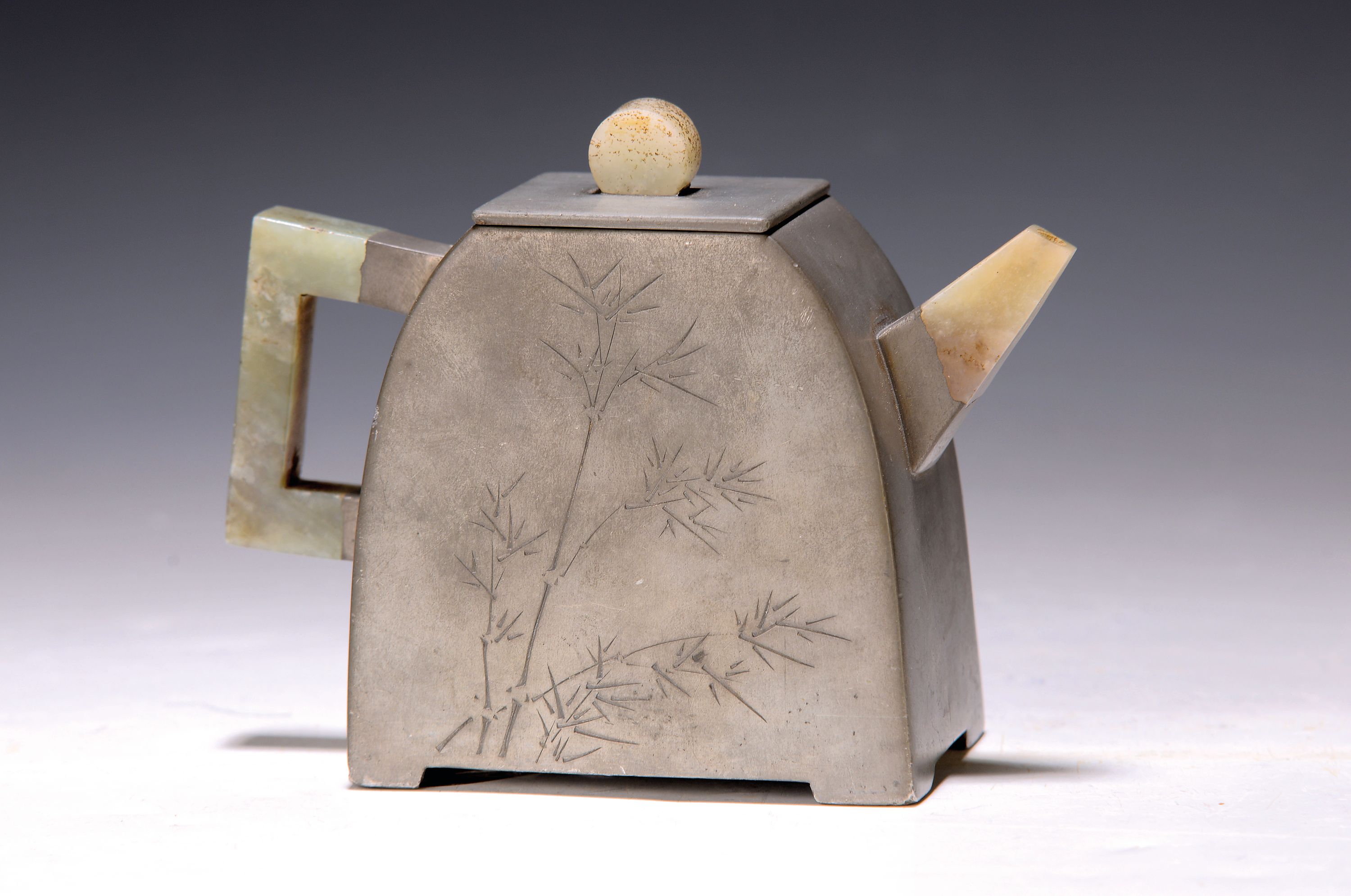 Kleines Teekännchen, Anfang 20. Jh., China , Zinn, Ausguß, Henkel und Deckelknopf aus Jade, gravierter Bambusdekor, Art Deko Stil, signiert: ...