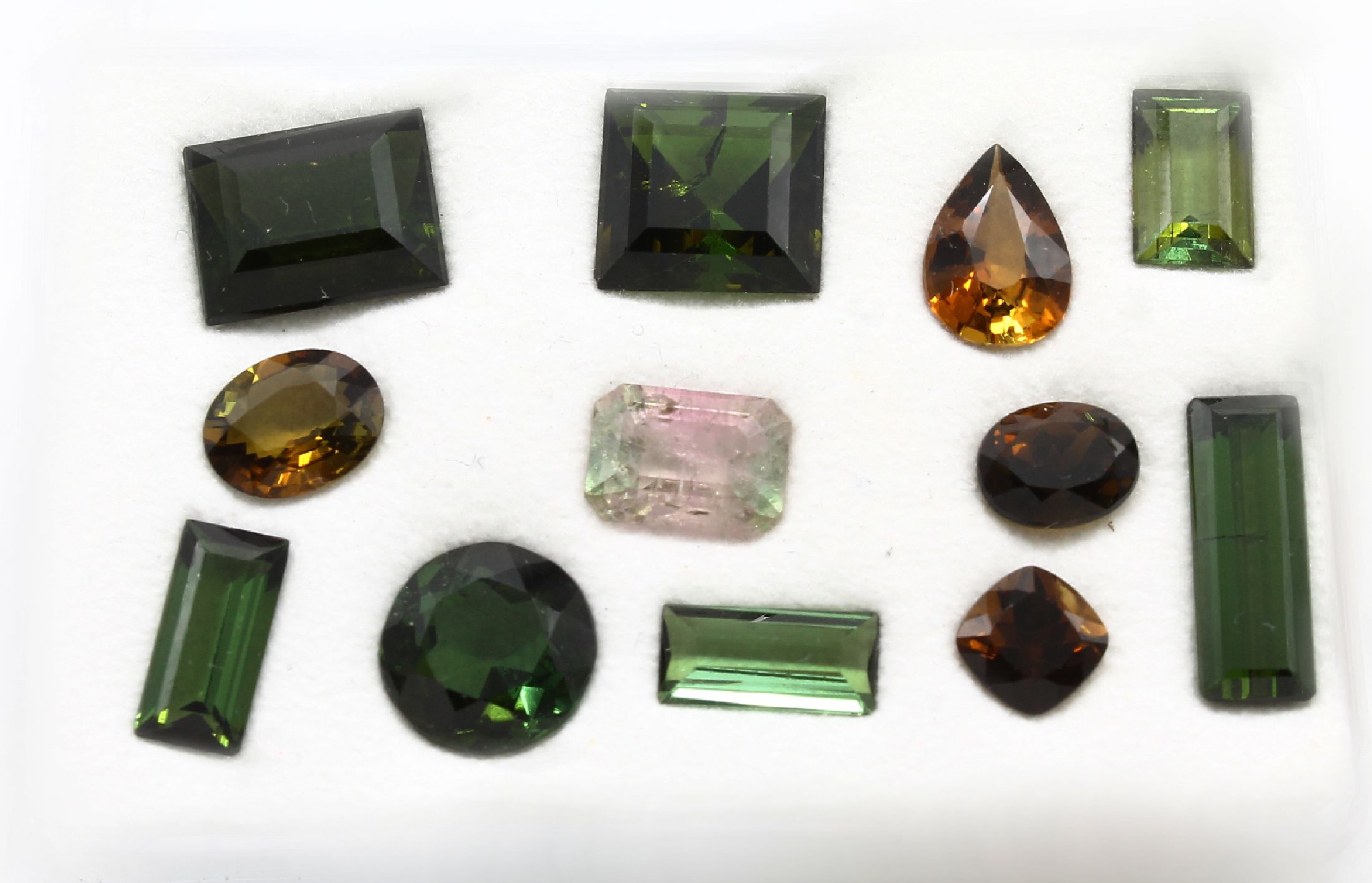 Detail c: Lot lose Turmaline zus. ca. 358 ct, versch.Formen, Farben und Größen