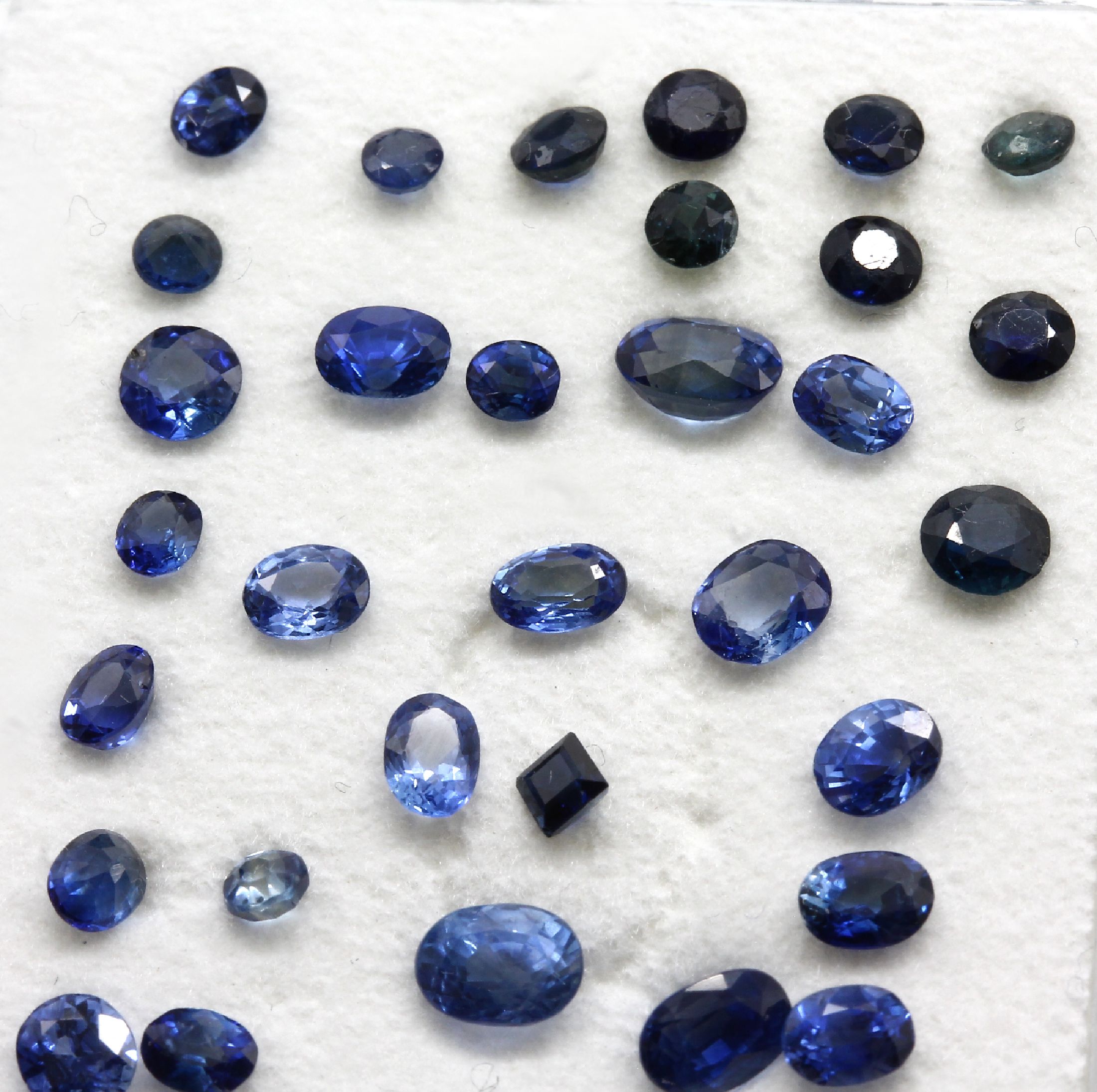 Detail a: Lot lose Saphire zus. ca. 24.6 ct , versch. Formen, Farben und Größen