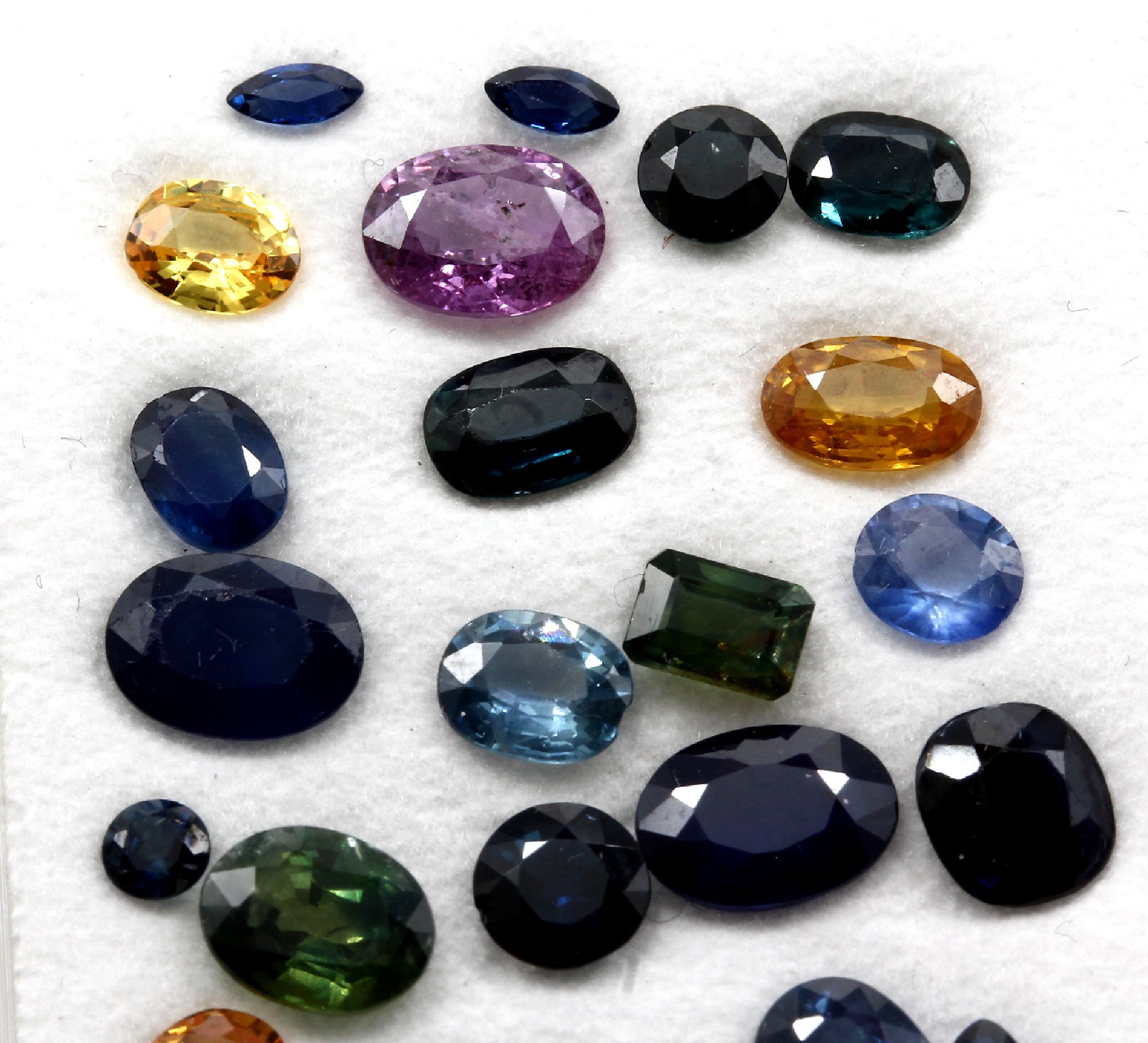 Detail b: Lot lose Saphire zus. ca. 24.6 ct , versch. Formen, Farben und Größen