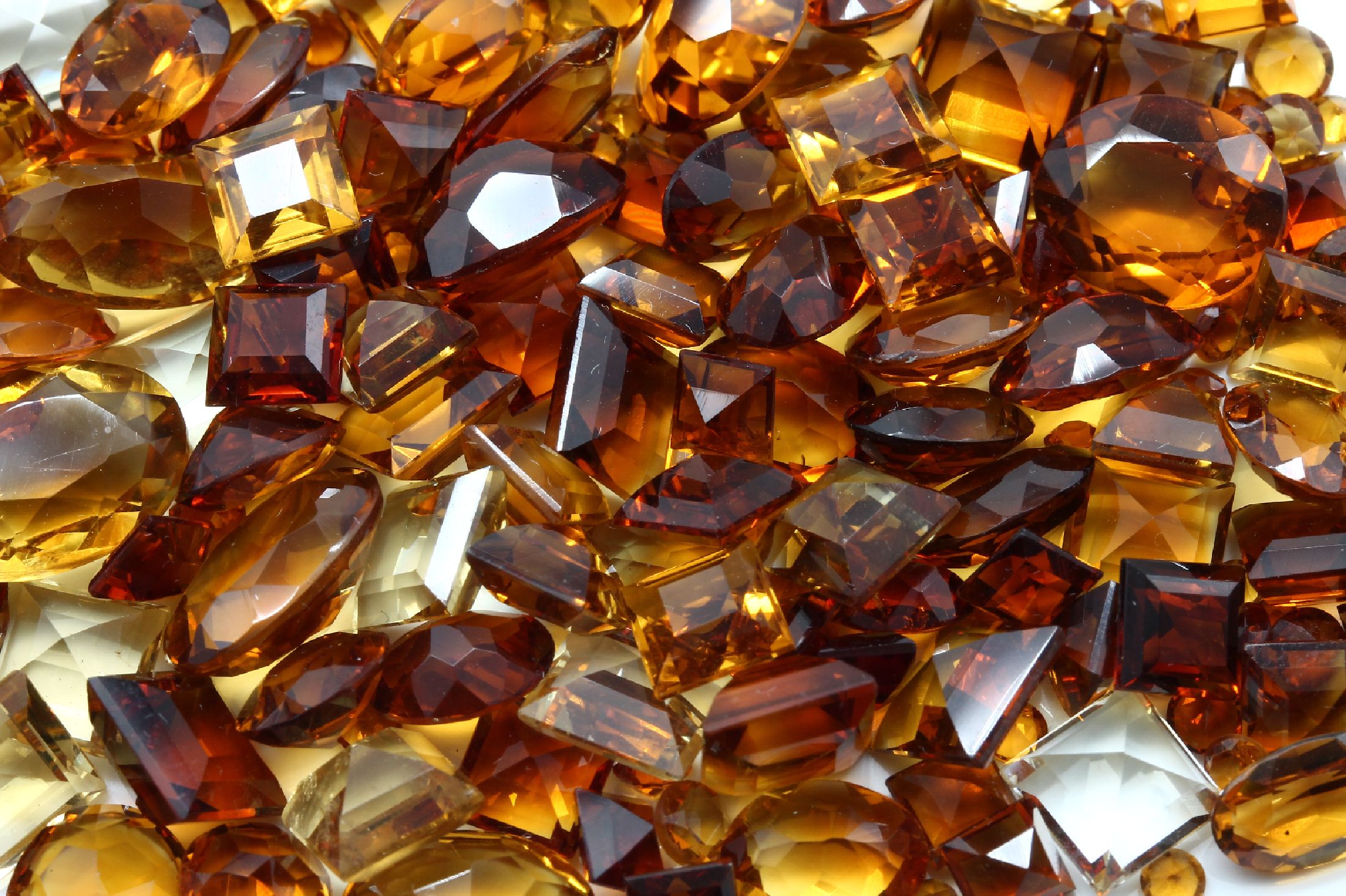Detail a: Lot lose Farbsteine, zus. ca. 270 ct, Citrine und Amethyste, versch. Farben, Formen und Größen