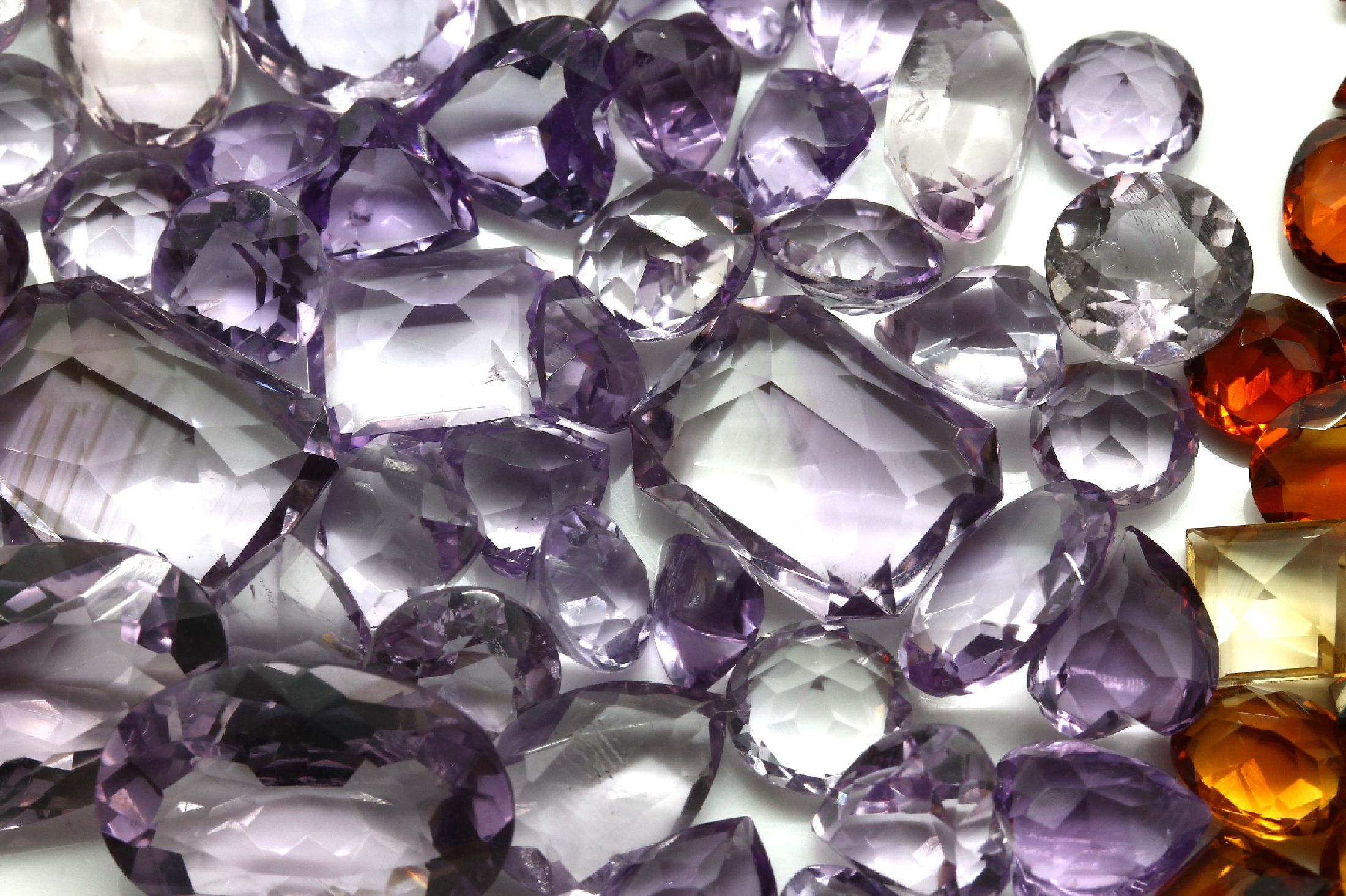 Detail b: Lot lose Farbsteine, zus. ca. 270 ct, Citrine und Amethyste, versch. Farben, Formen und Größen