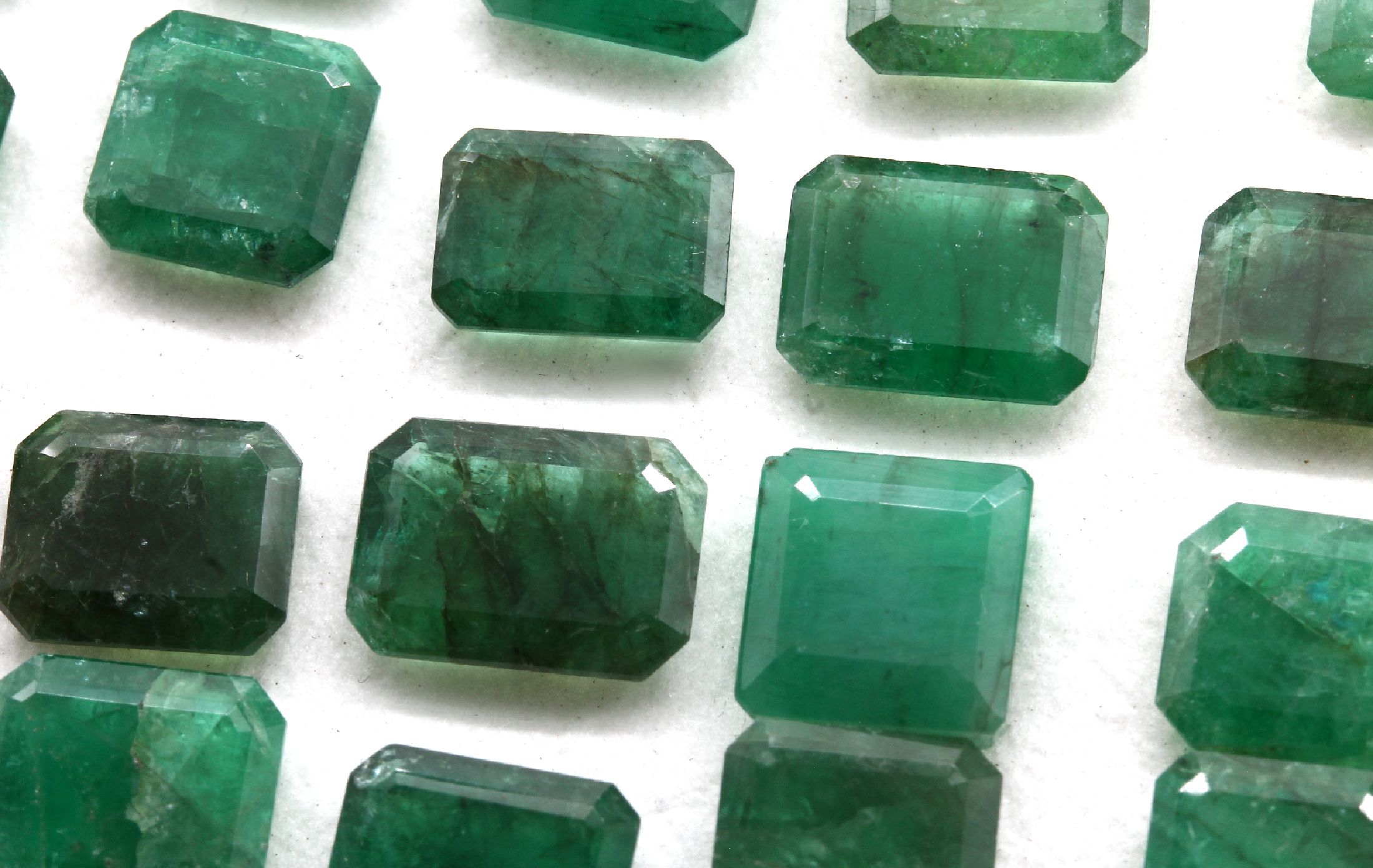 Detail a: Lot lose Smaragde zus. ca. 92 ct , versch. Größen und Qualitäten