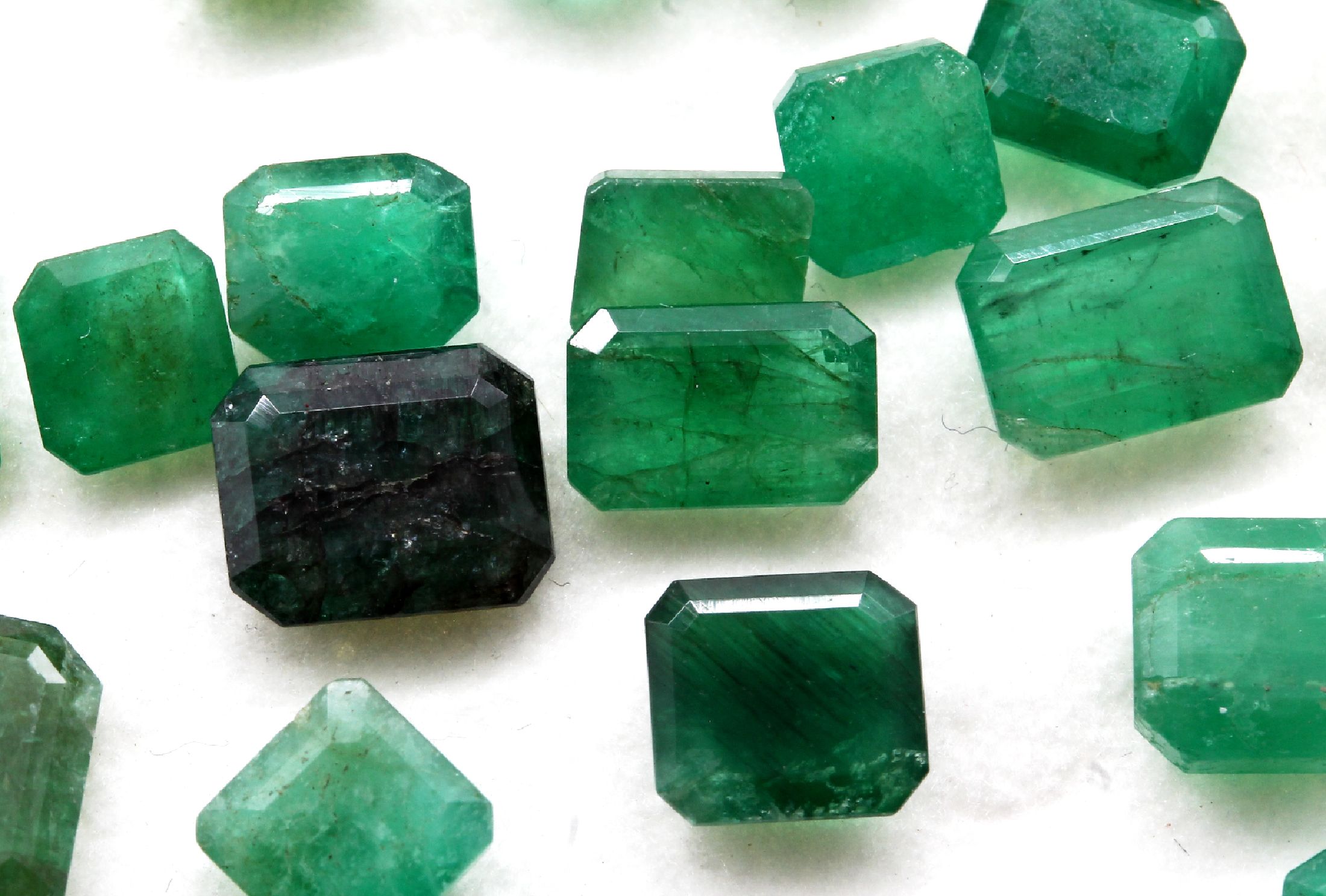 Detail b: Lot lose Smaragde zus. ca. 92 ct , versch. Größen und Qualitäten