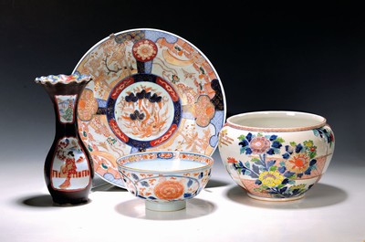 Image 26711485 - Four parts Japan, Imari, 19th century, flower pot with butterfly and flowers, hairy cracks, height 16 cm, width 23 cm, vase around 1910/20, with geisha motif, height 25 cm, width 11.5 cm, bowl , peony motif, rest., D. 19 cm, H. 9 cm, plate with phoenix motif, bamboo and bird, style. Temple, D. approx. 33 cm, H. 8 cm with wall bracket, rest.