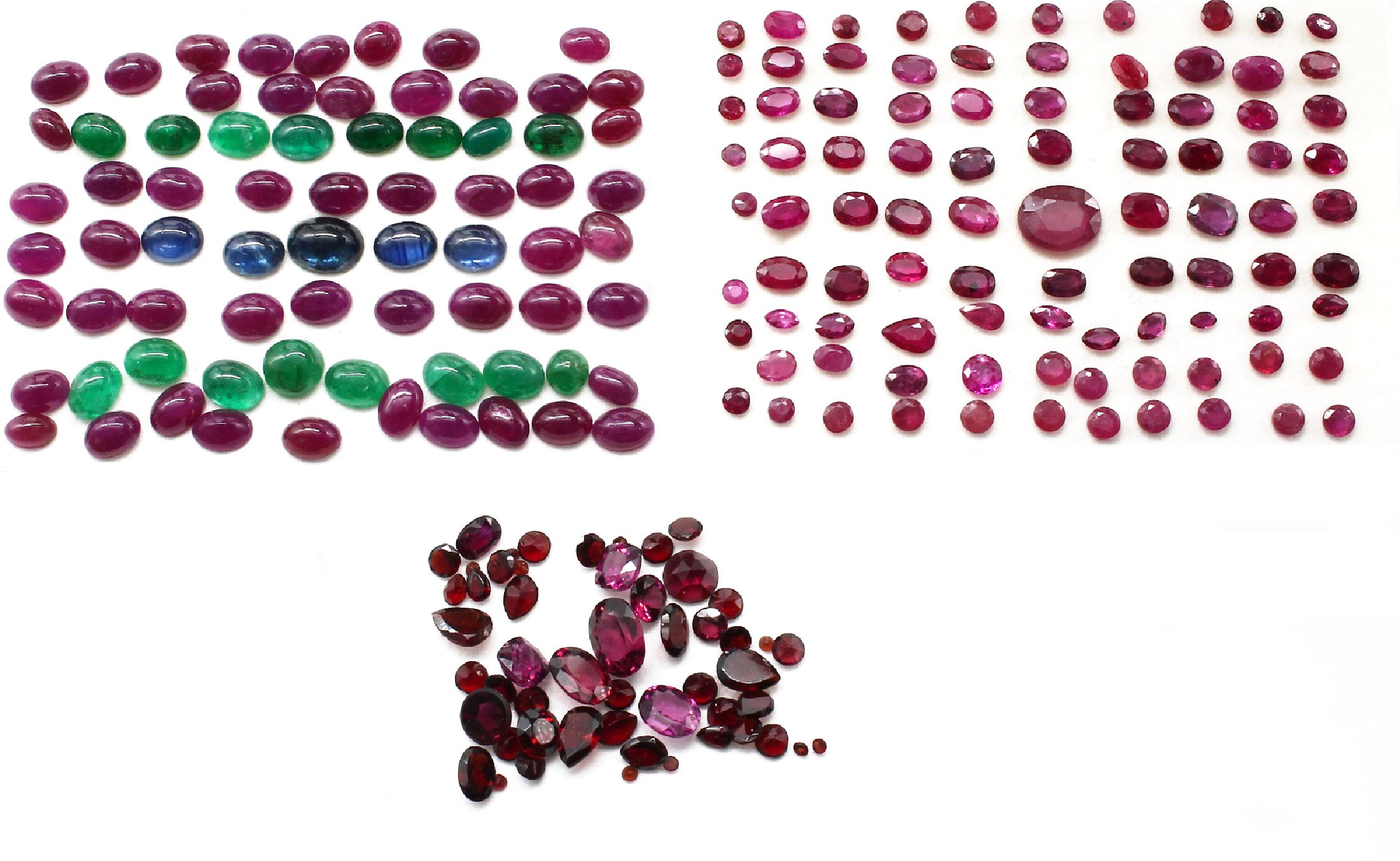 Lot lose Farbsteine zus. ca. 127.90 ct, Granate in versch. Größen und Formen, Smaragd-und Saphircabochons