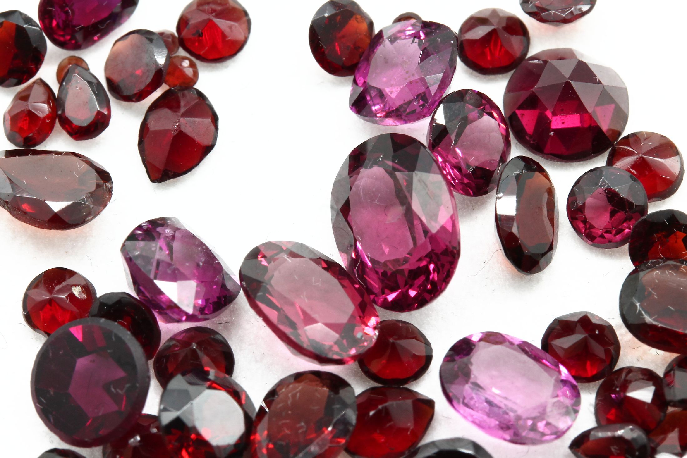 Detail a: Lot lose Farbsteine zus. ca. 127.90 ct, Granate in versch. Größen und Formen, Smaragd-und Saphircabochons