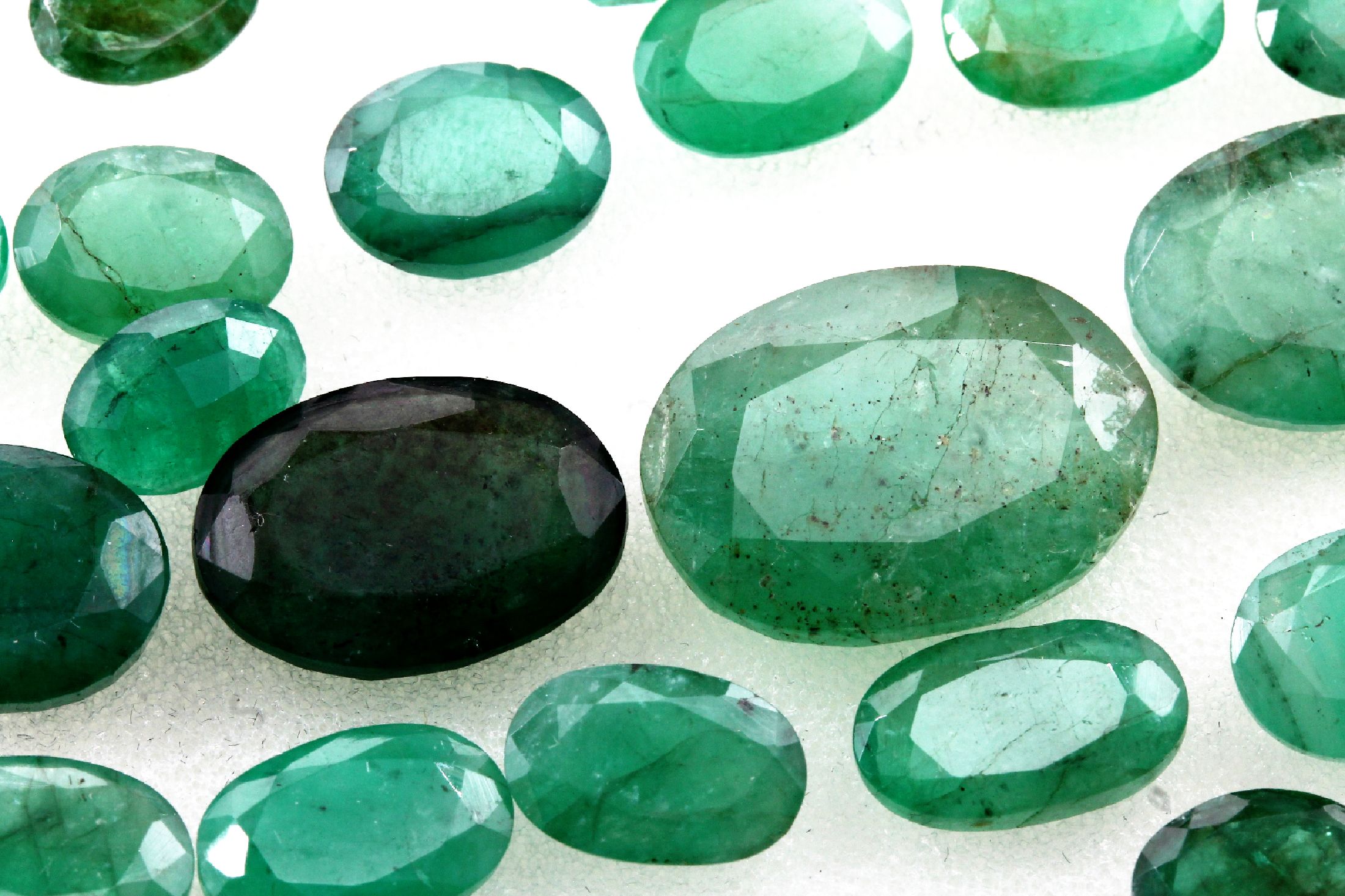 Detail c: Lot lose Smaragde zus. ca. 111.50 ct, versch. Größen, Formen und Qualitäten