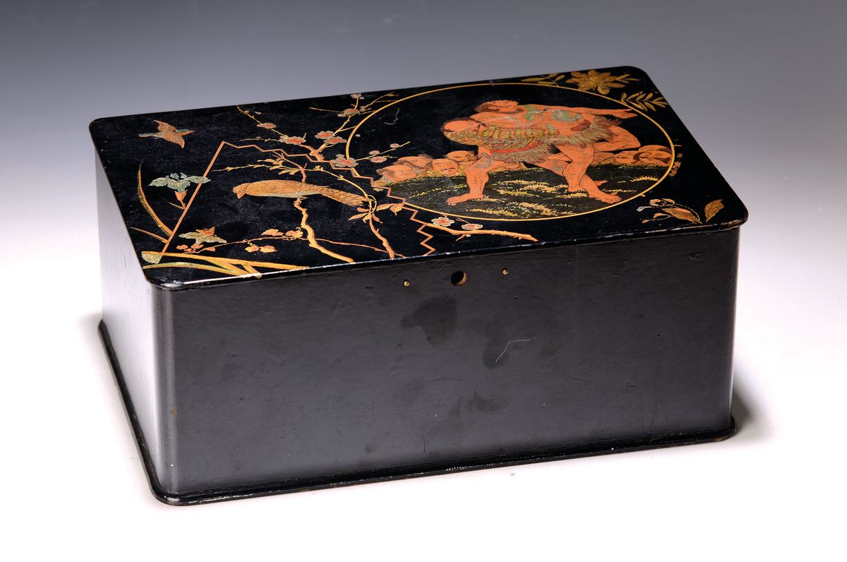 Große Lackdose, Japan, um 1900, Deckel mit Gartenlandschaft und Fenster, Blick auf einen Sumo-Ringer-Kampf mit Zuschauern, 13.5 x 23.5 x 21 cm, ...