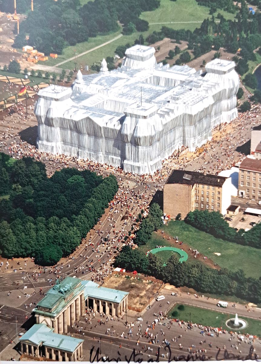 Christo, Konvolut aus 3 Offsets aus verschiedenen Projekten, jeweils handsign., Christo und seiner Frau Jeanne-Claude, Wrapped Reichstag, Wrapped ...