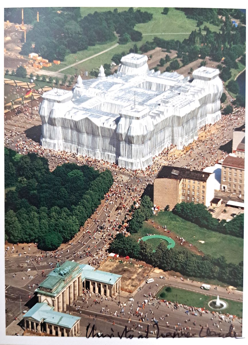 Detail k: Christo, Konvolut aus 3 Offsets aus verschiedenen Projekten, jeweils handsign., Christo und seiner Frau Jeanne-Claude, Wrapped Reichstag, Wrapped ...