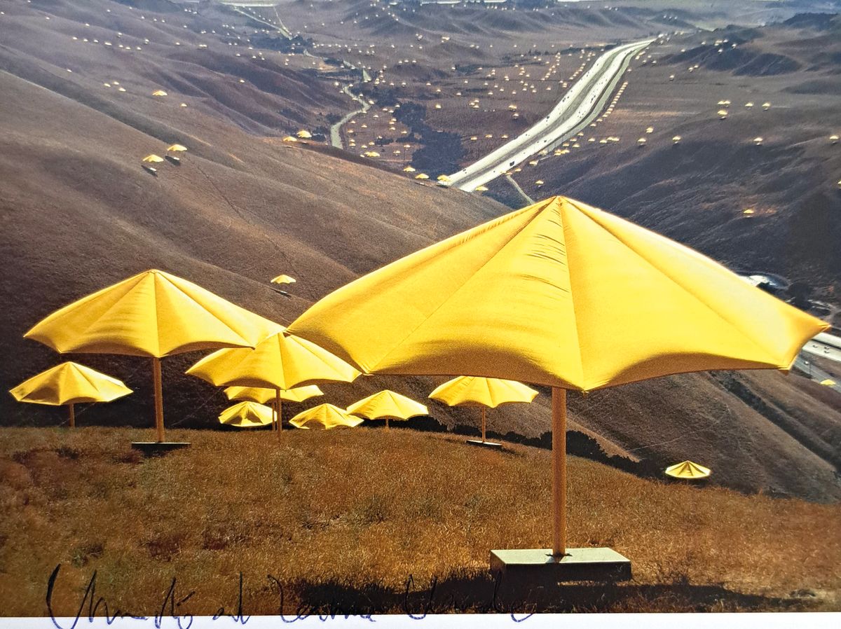 Christo, Konvolut aus 3 Offsets aus verschiedenen Projekten, jeweils handsign., Christo und zusätzlich seiner Frau Jeanne-Claude, 5600 Cubicmeter ...
