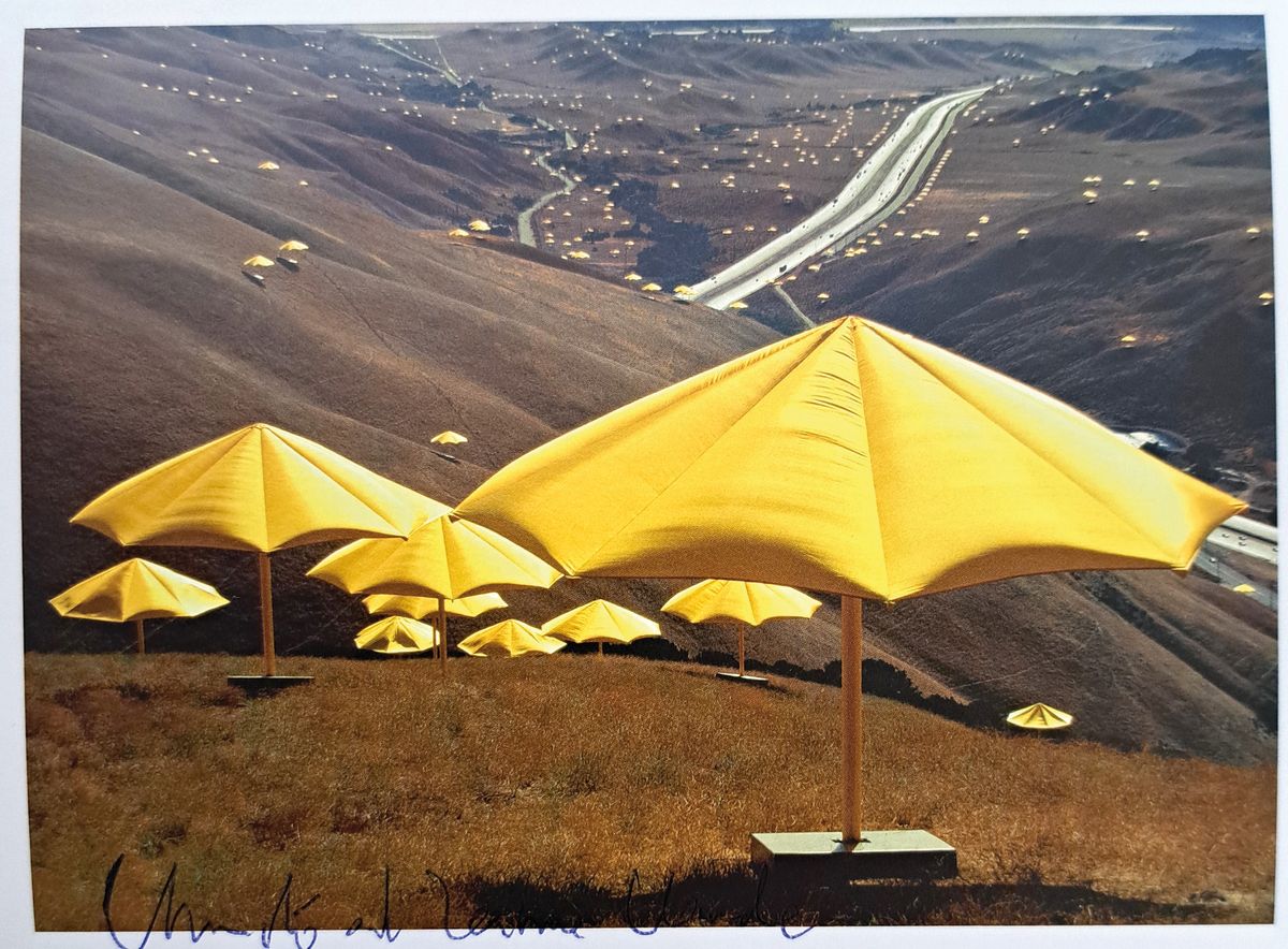 Detail k: Christo, Konvolut aus 3 Offsets aus verschiedenen Projekten, jeweils handsign., Christo und zusätzlich seiner Frau Jeanne-Claude, 5600 Cubicmeter ...