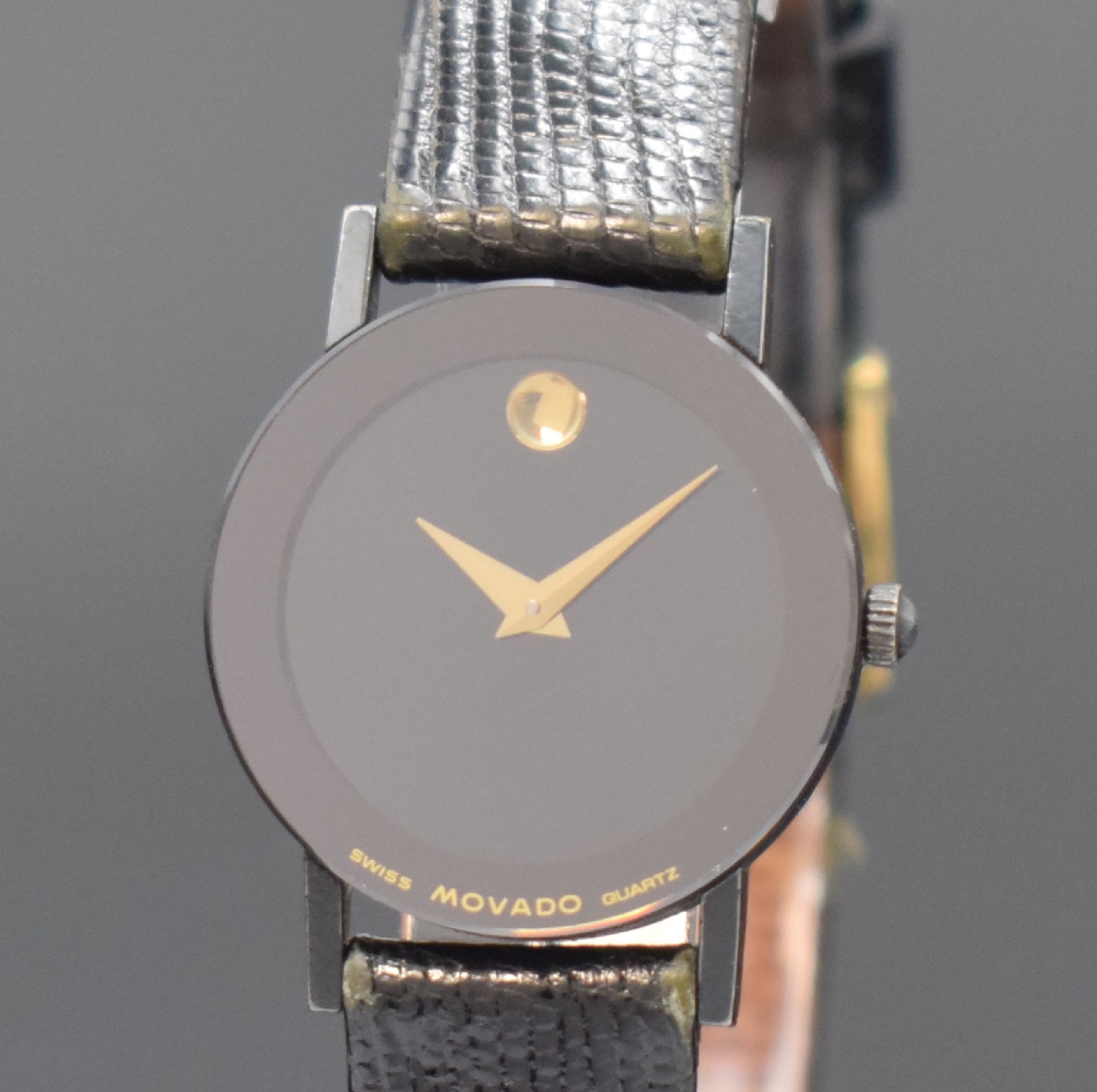 Detail a: MOVADO Museumswatch Armbanduhr Referenz 87-24-825N, Schweiz um 1995, quarz, geschw. Geh., Edelstahlboden 4-fach verschr., neutr. Lederband m. orig. ...