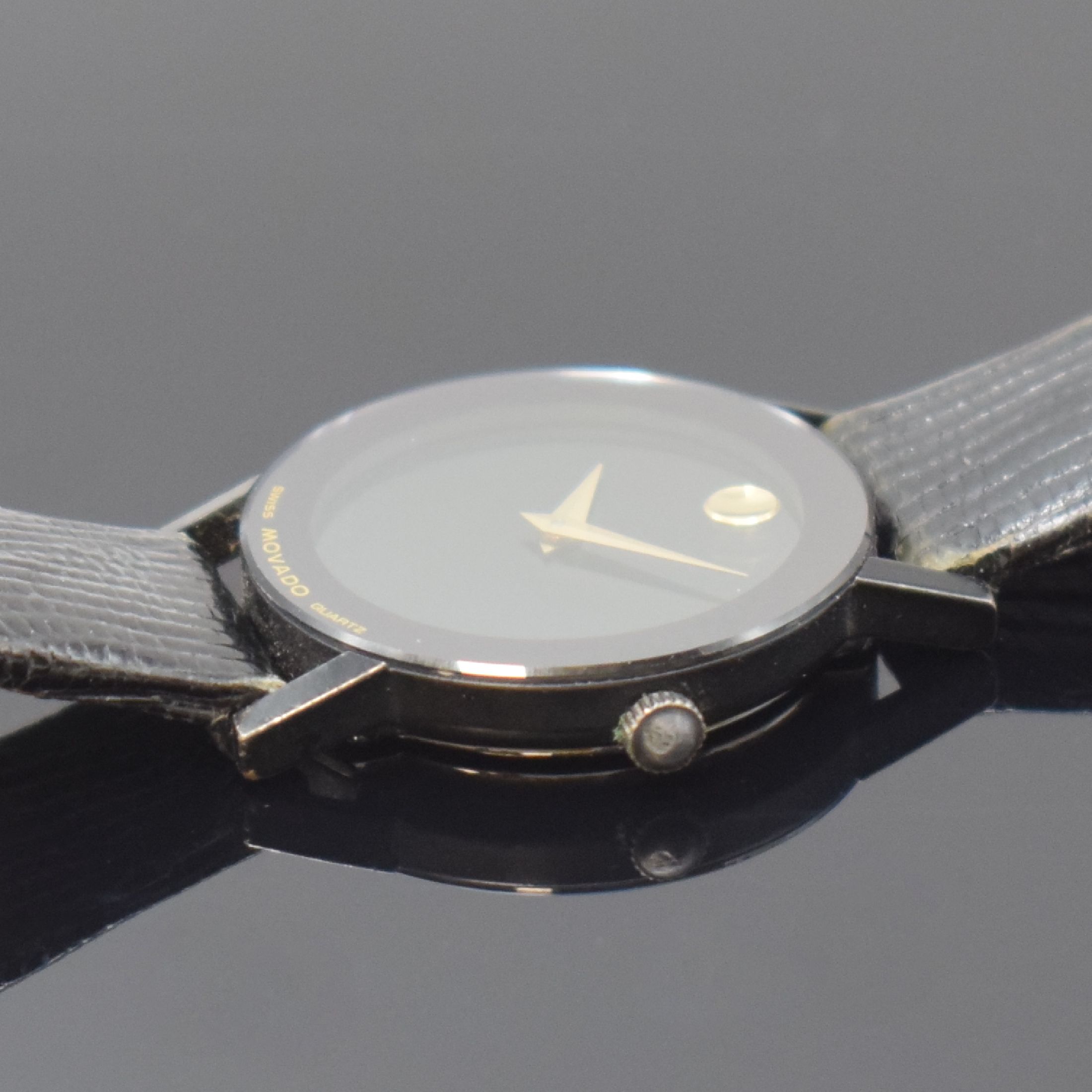 Detail b: MOVADO Museumswatch Armbanduhr Referenz 87-24-825N, Schweiz um 1995, quarz, geschw. Geh., Edelstahlboden 4-fach verschr., neutr. Lederband m. orig. ...