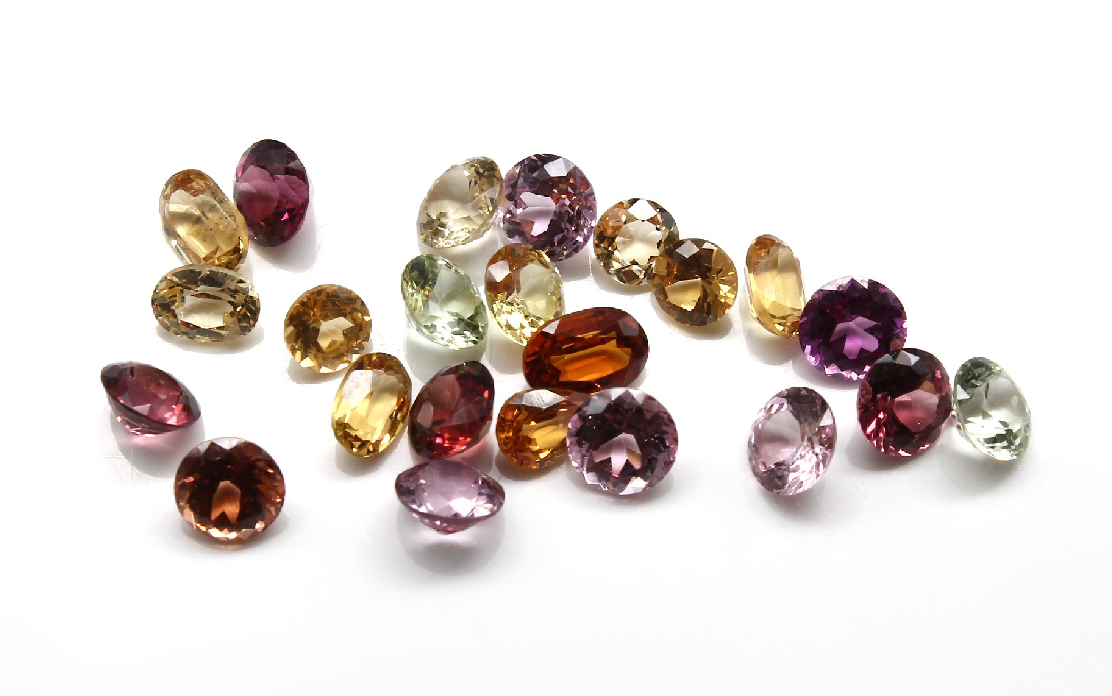 Detail b: Lot lose Turmaline zus. ca. 16.31 ct, facett. in versch. Größen, Formen und Farben