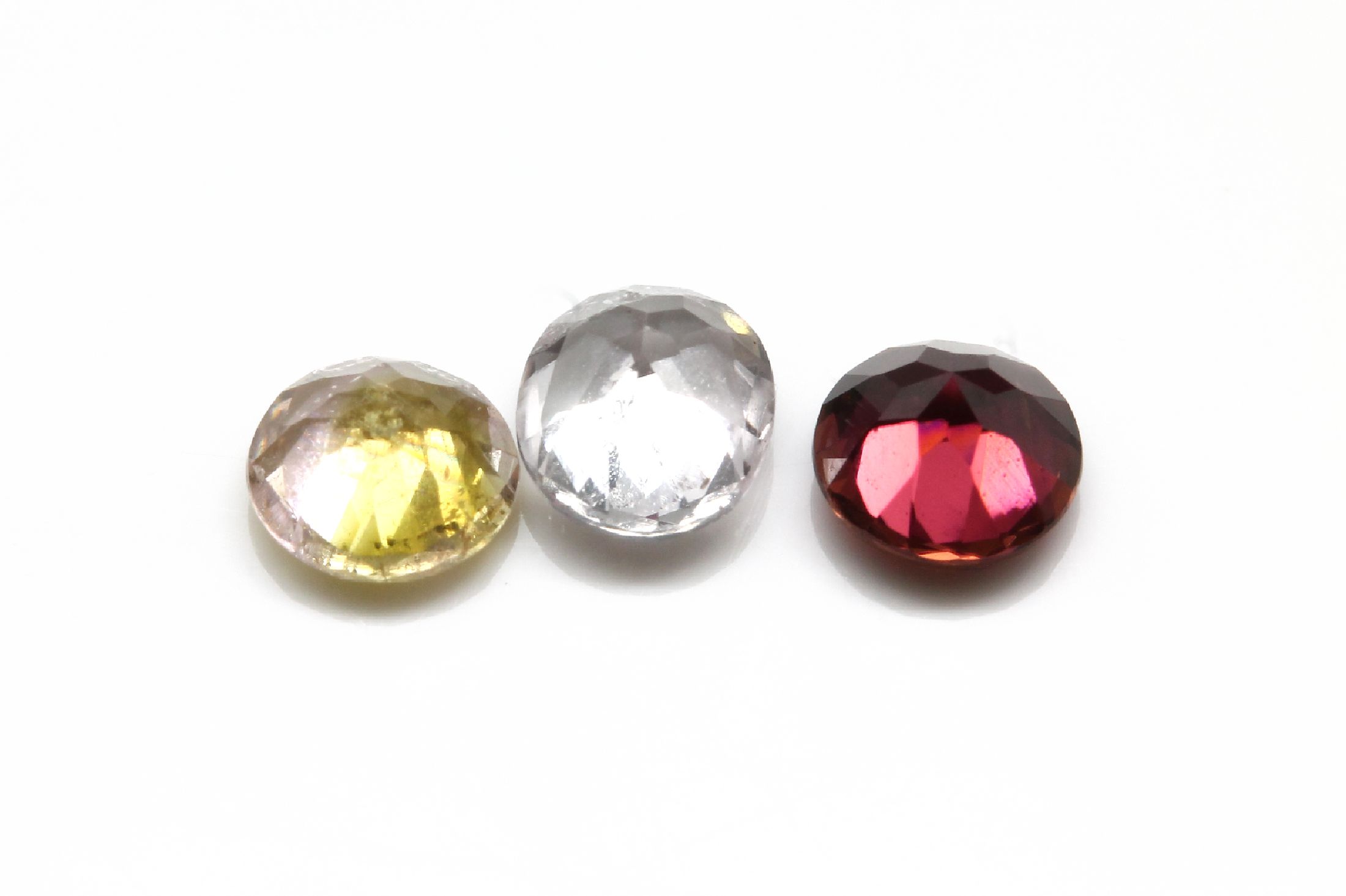 Detail a: Lot lose Turmaline zus. ca. 20.67 ct, rund- und ovalfacett., überwiegend Rubelite