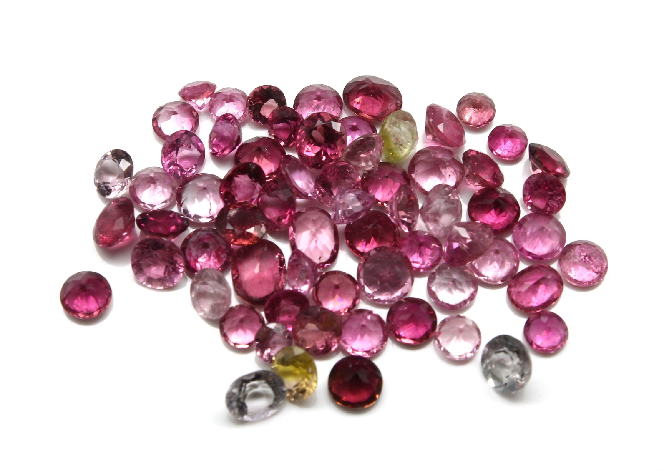 Detail b: Lot lose Turmaline zus. ca. 20.67 ct, rund- und ovalfacett., überwiegend Rubelite
