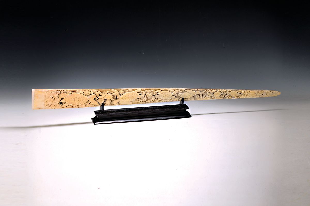 Fein geschnitzter großer patinierter Schwertfisch-Stoßzahn mit Schildkröten, 88x10x5cm für Xiphias Gladius, Indonesien, 83 cm, nicht Cites ...